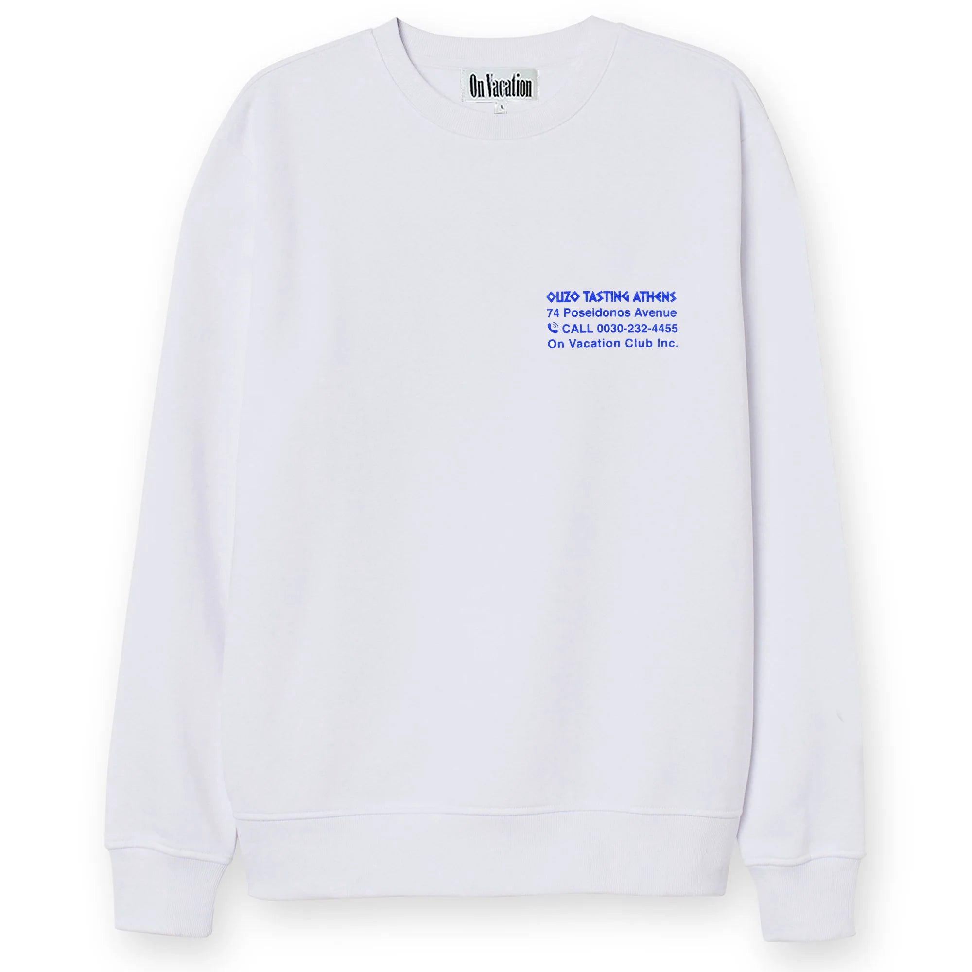 Weißes Sweatshirt mit blauem Text auf der linken Brustseite. Oben steht "On Vacation" im Nackenbereich des Shirts.