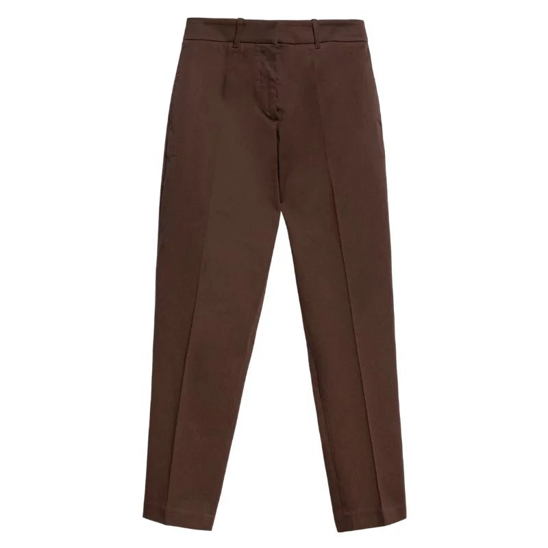 Eine braune Anzughose mit Gürtelschlaufen, Reißverschluss und geradem Bein, flach auf weißem Hintergrund.