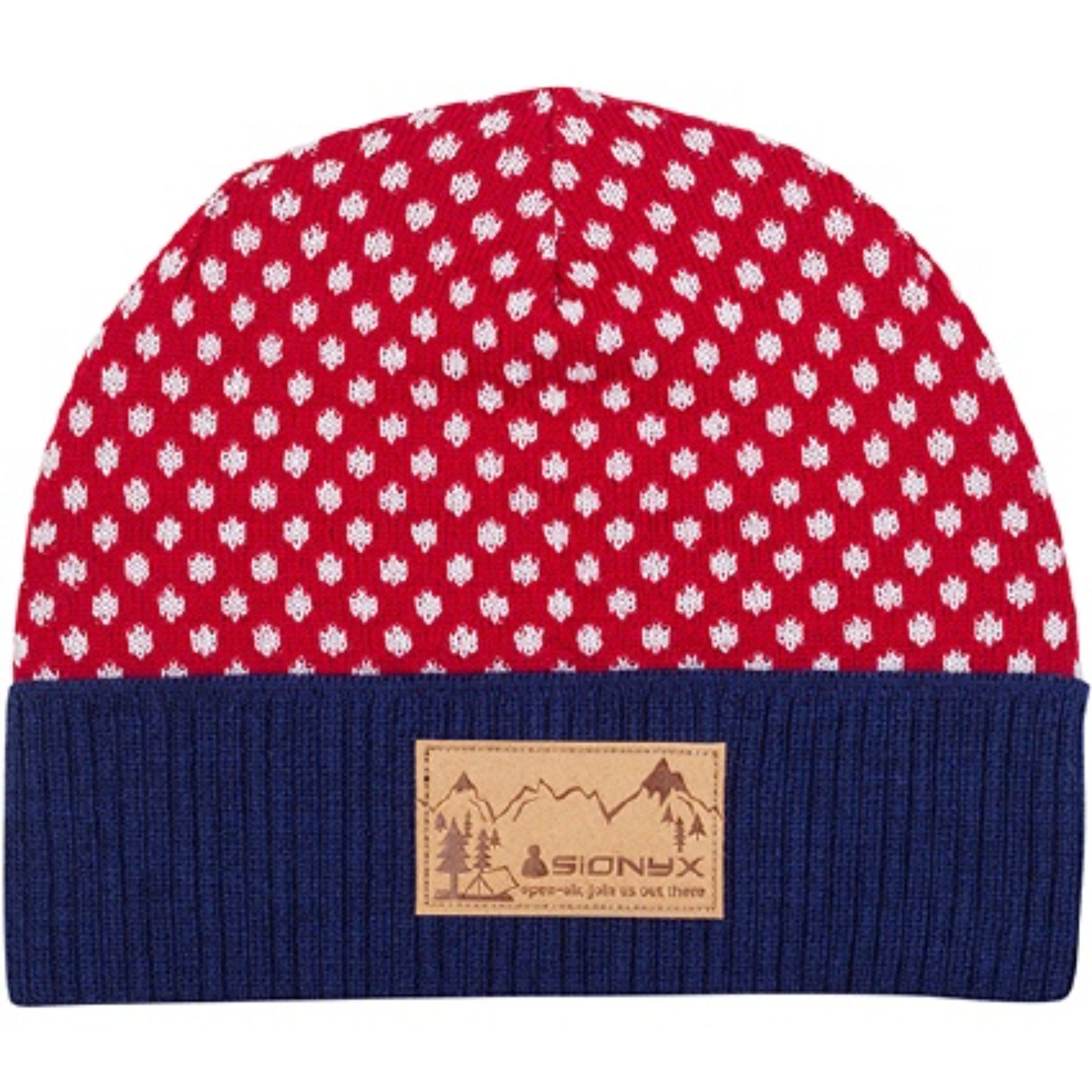 Strickmütze mit rot-weiß gemustertem Oberteil und unifarbenem, marineblauem, umgeschlagenem Rand, mit braunem Aufnäher mit Berg- und Baummotiven und dem Wort SIONYX.