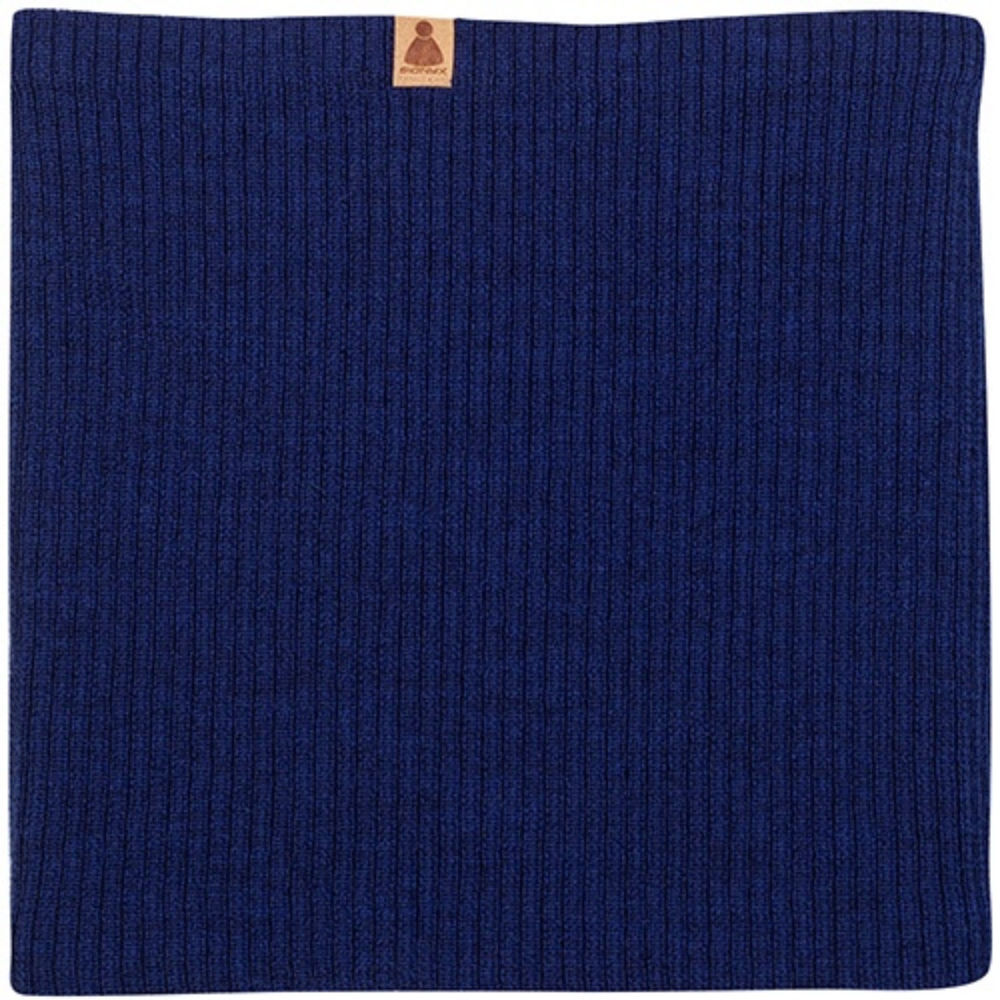 Ein quadratischer, dunkelblauer Rippenstrick-Halswärmer mit einem kleinen braunen Logo-Anhänger in der oberen Mitte.