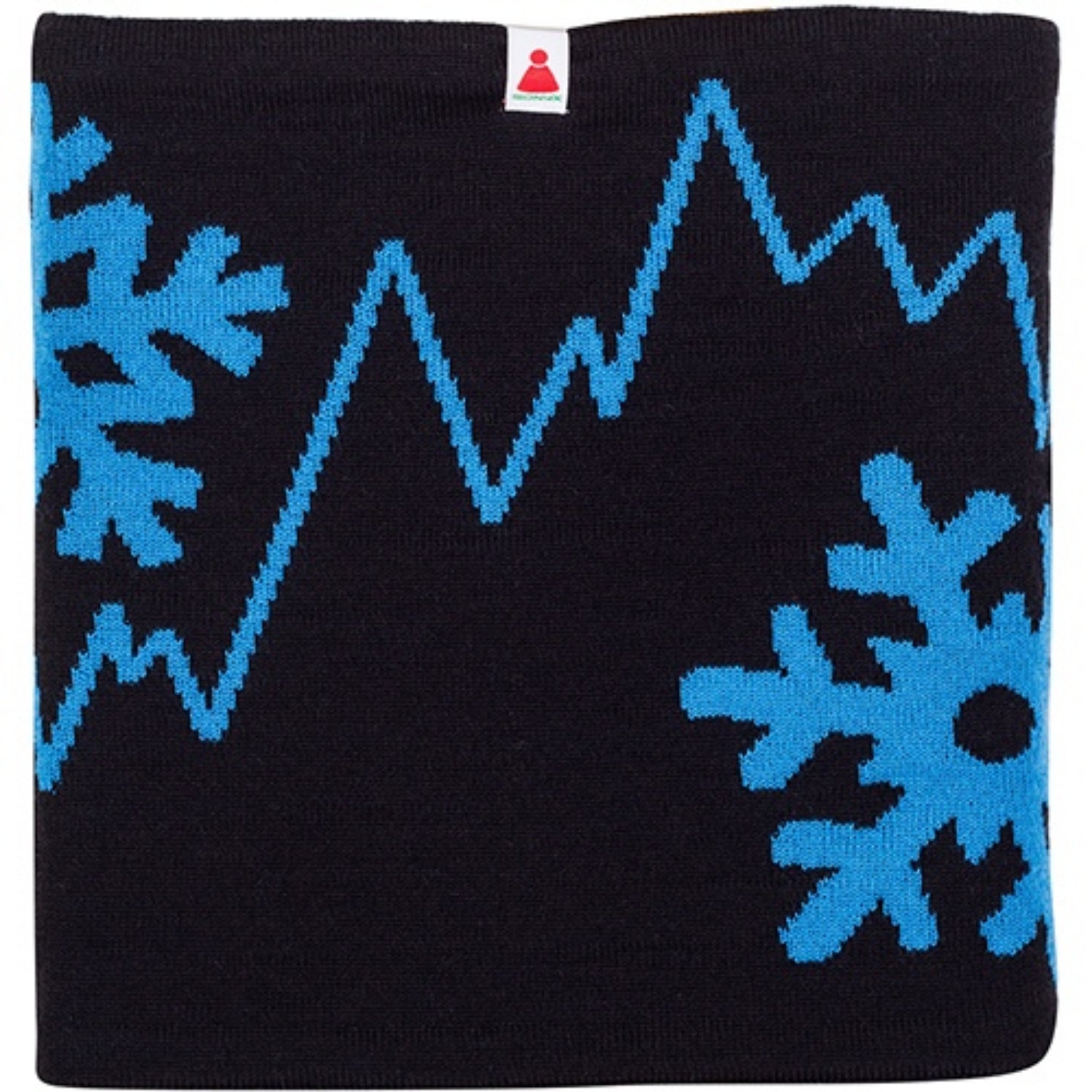 Ein schwarzer Halswärmer aus Stoff mit blauen Schneeflockenmustern und einem gezackten Zickzackmuster. Oben in der Mitte ist ein kleines weißes Schildchen mit einem roten Symbol aufgenäht.