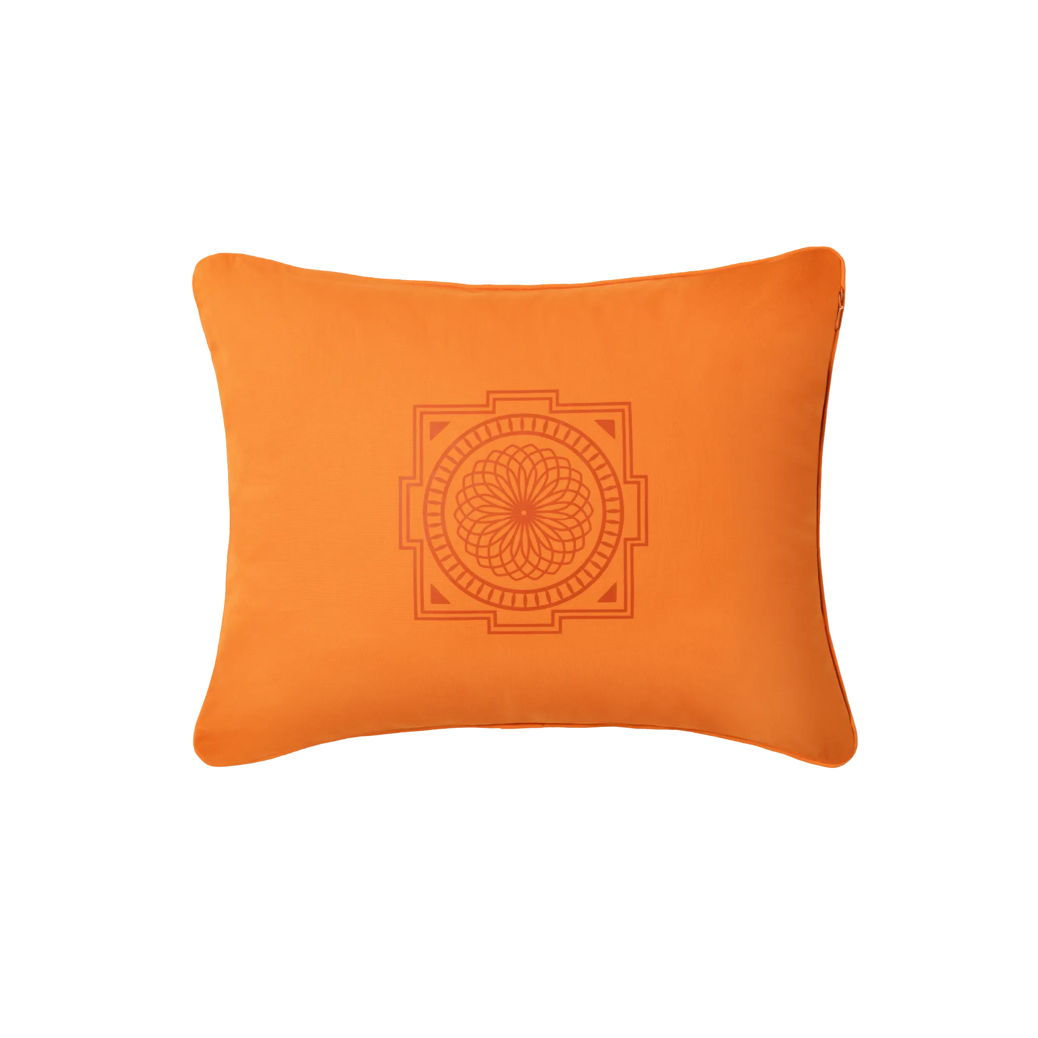 Ein orangefarbenes, rechteckiges Kissen mit einem symmetrischen, geometrischen Mandalamuster in der Mitte, das in einem etwas dunkleren Orangeton umrandet ist.