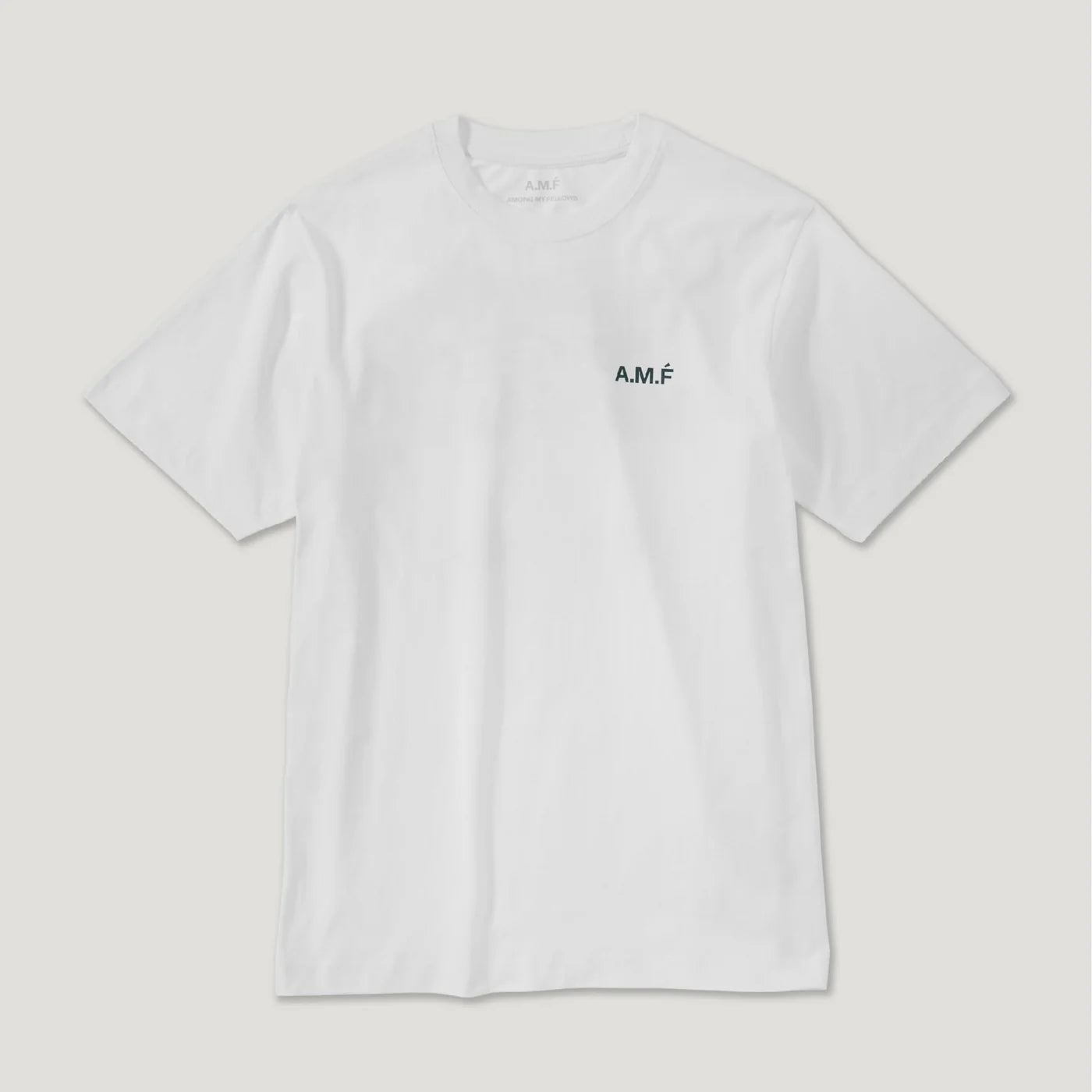 Weißes T-Shirt mit kleinem "A.M.F" Aufdruck auf der Brust, vor einem grauen Hintergrund.