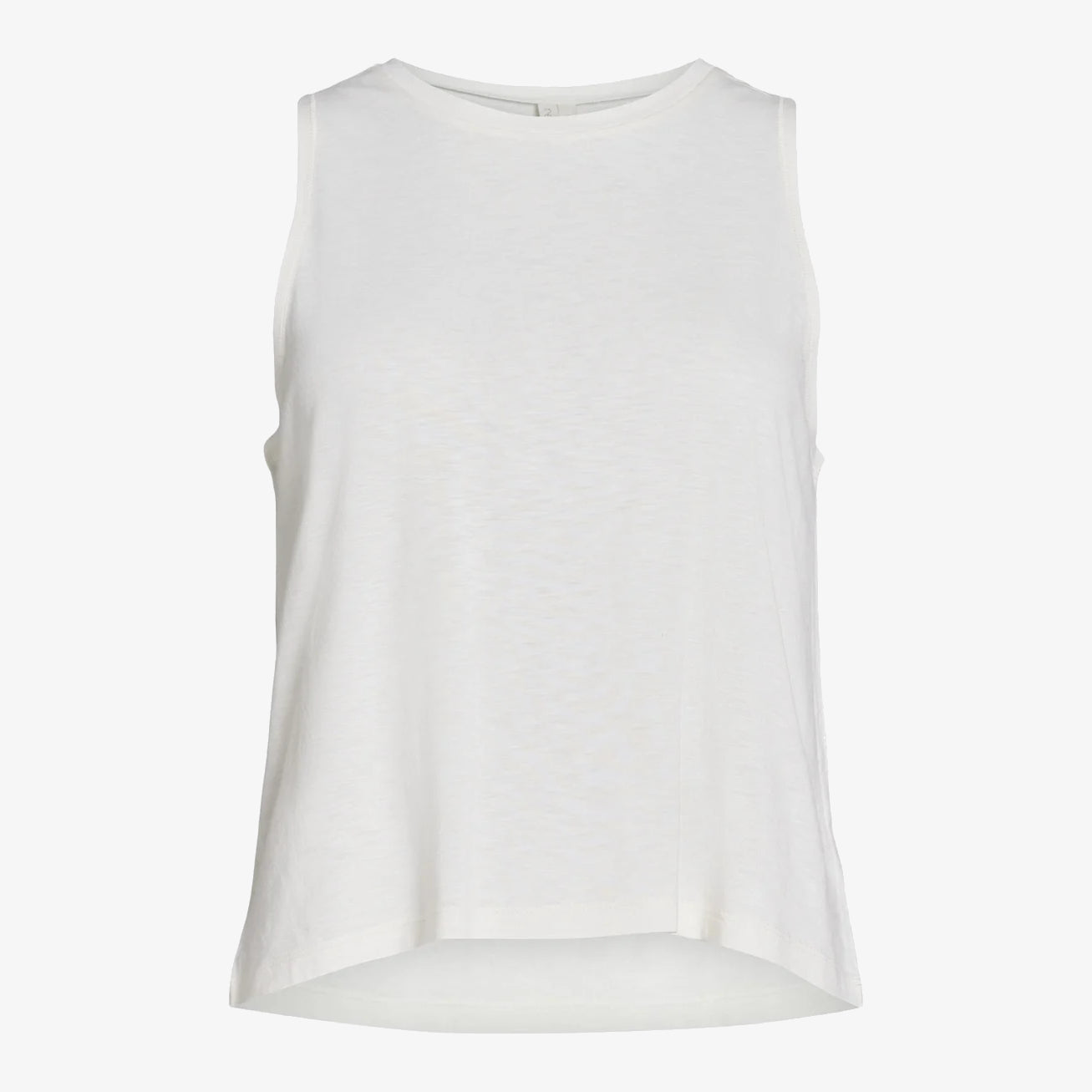 Ein ärmelloses, weißes Tank-Top mit Rundhalsausschnitt, lockerer Passform, leicht geschwungenem Saum und einem schlichten, minimalen Design auf einfarbigem weißem Hintergrund.