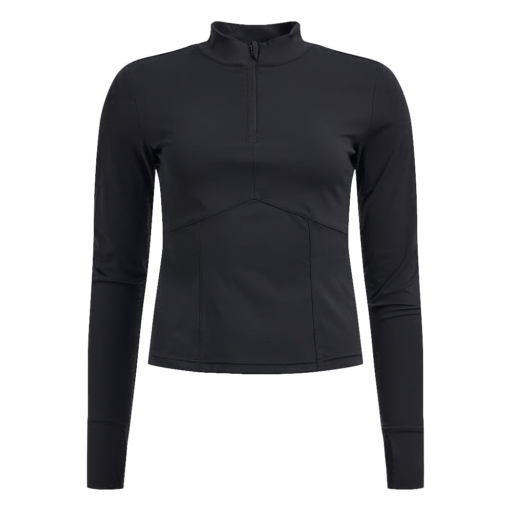 Ein schwarzes, langärmeliges, sportliches Oberteil mit Rundhalsausschnitt und Viertelreißverschluss auf weißem Grund. Das Shirt ist tailliert geschnitten und mit dezenten Nahtdetails versehen.