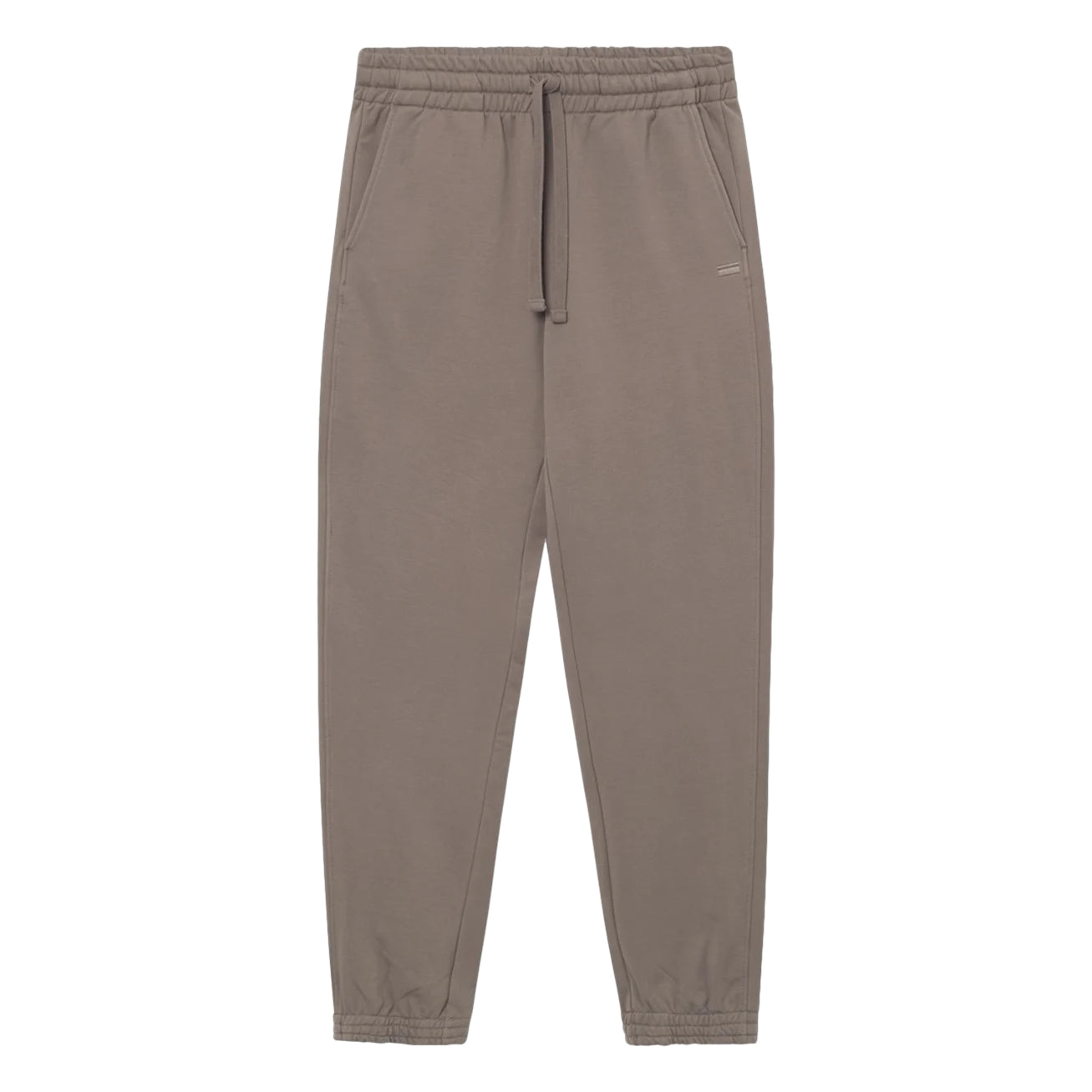 Taupefarbene Jogginghose mit elastischem Bund, Kordelzug, Seitentaschen und elastischen Bündchen an den Knöcheln, flach auf weißem Grund.
