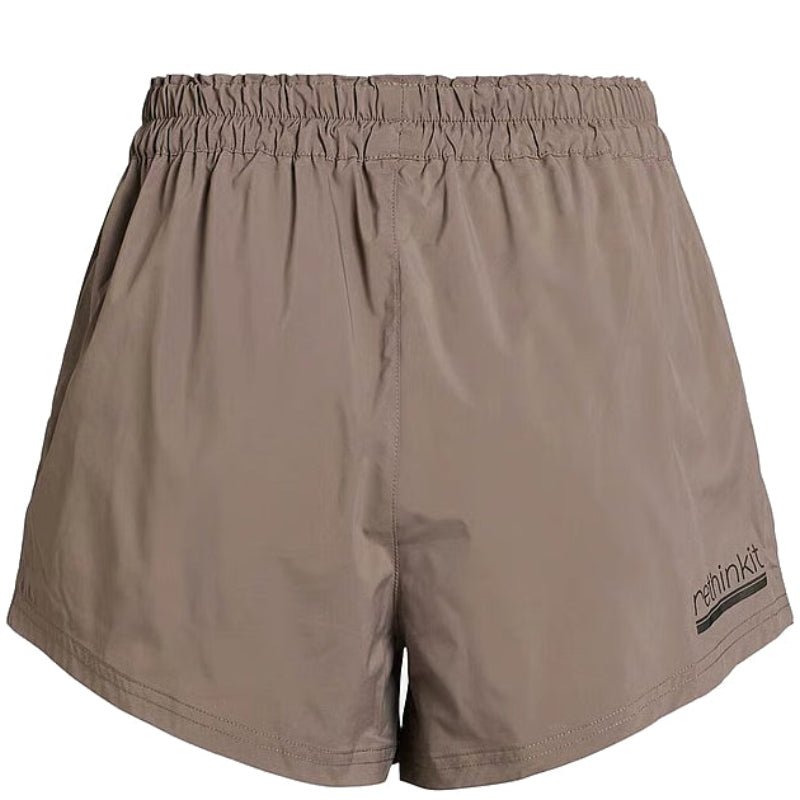 Hellbraune Sportshorts mit einem elastischen Bund und einem kleinen schwarzen Pohinix Air-Logo am linken unteren Bein auf weißem Grund.