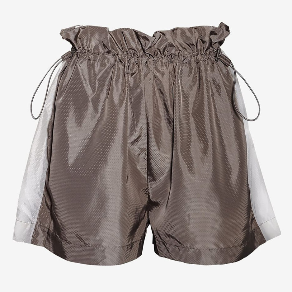 Metallisch braune, hochtaillierte Shorts mit einem Tunnelzugbund aus Paperbag und weißen Seitenteilen, die sich vor einem einfarbig weißen Hintergrund abheben.