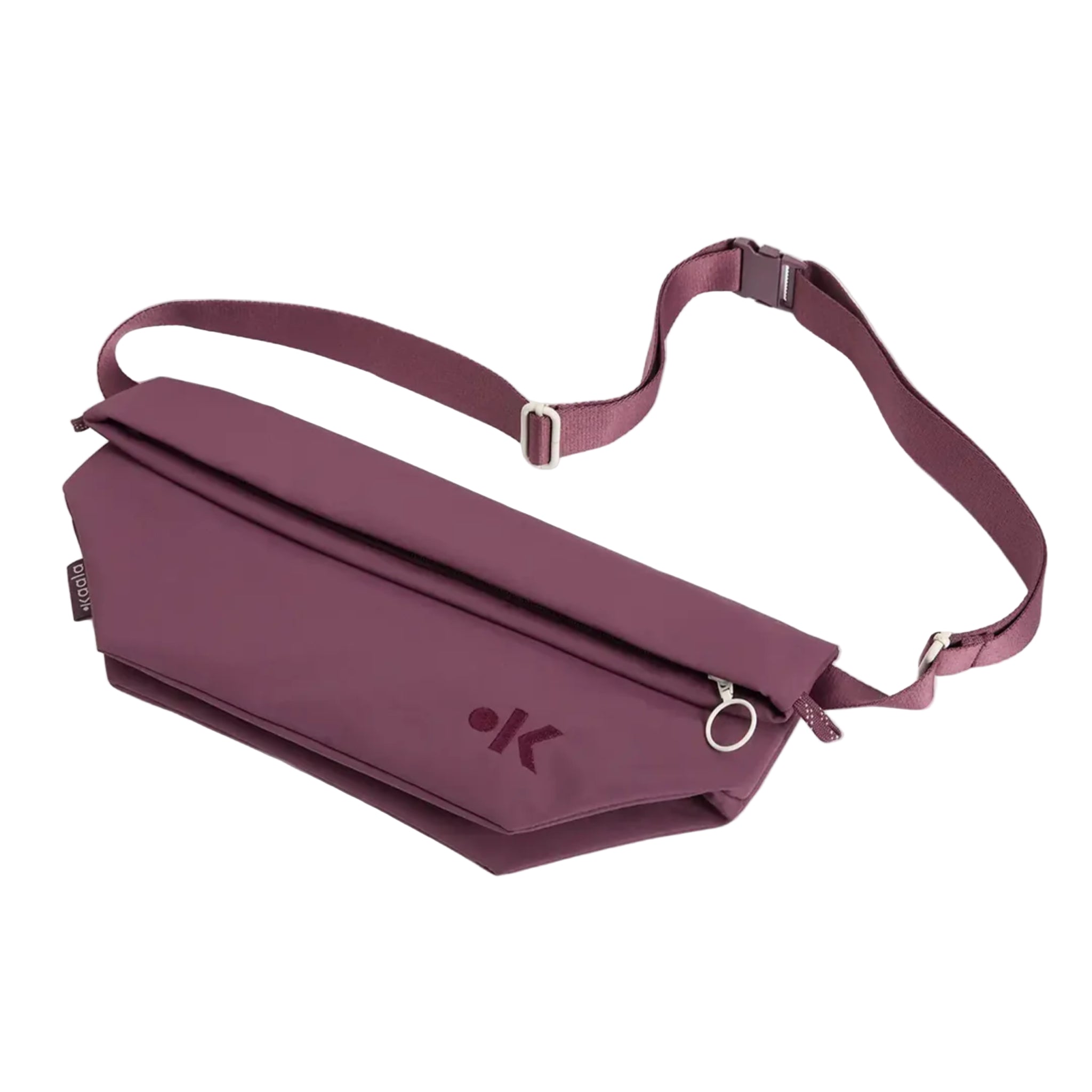 Kastanienbraune Crossbody-Tasche mit Überschlag, silbernen Ringen, verstellbarem Riemen und einem dezenten Logo auf der Vorderseite auf weißem Hintergrund.