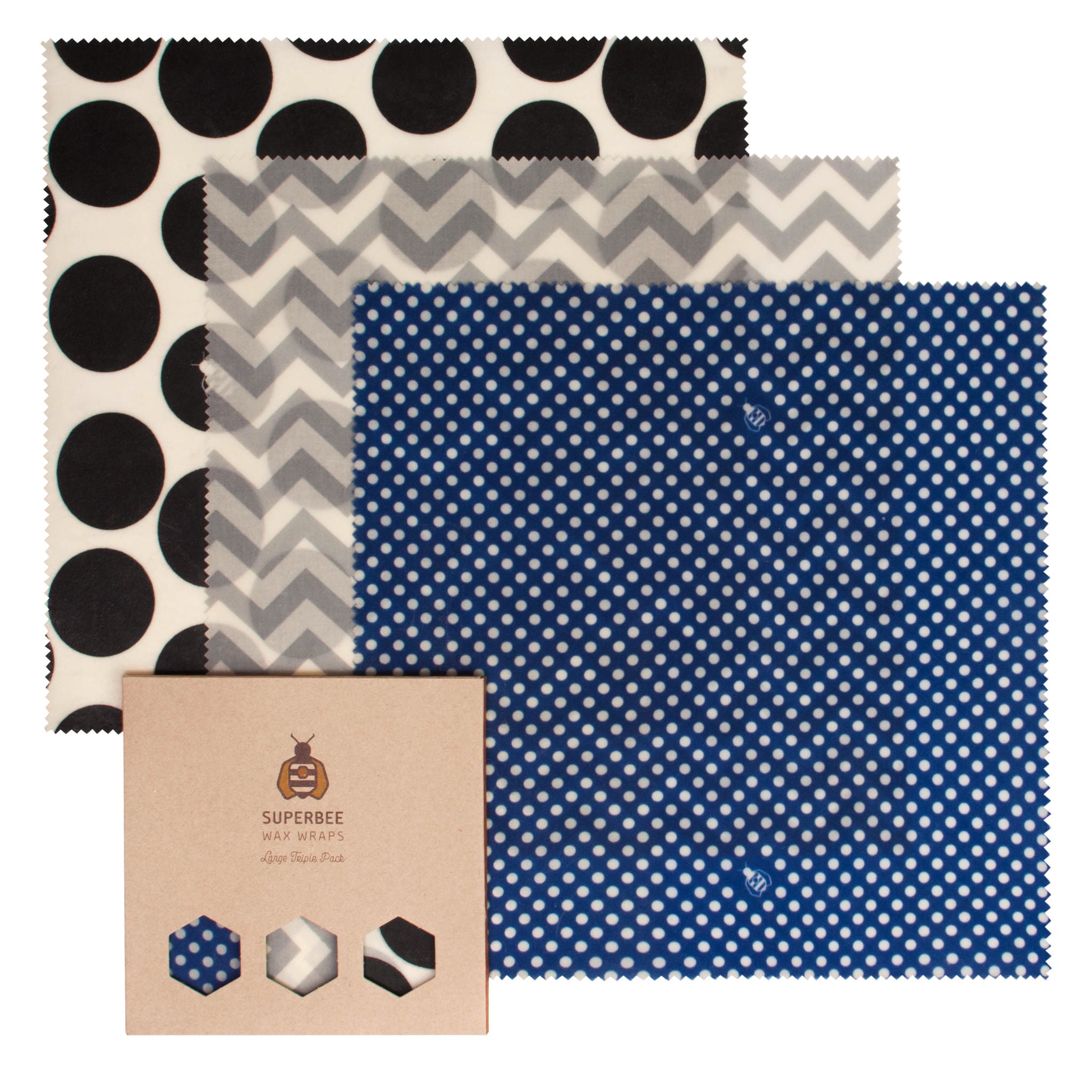Drei quadratische, wiederverwendbare Wachswickel in den Farben schwarz gepunktet, grau kariert und blau mit weißen Punkten, überlappend angeordnet, mit einer Pappverpackung in der Ecke mit der Aufschrift Superbee Wax Wraps.
