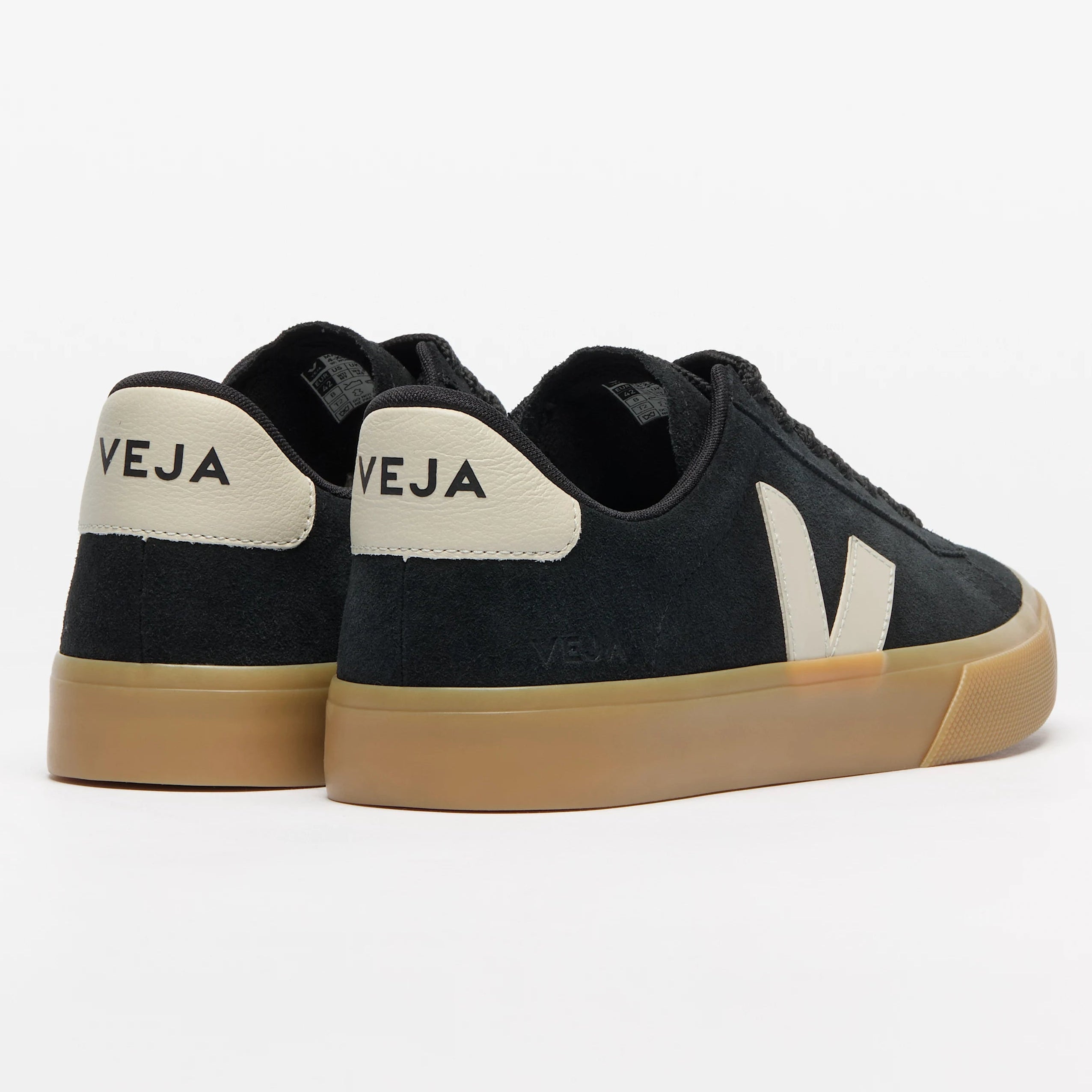 Ein Paar schwarze Veja-Sneakers mit beigen Fersenlaschen und VEJA-Schriftzug, beigen V-Logos an den Seiten und hellbraunen Gummisohlen auf weißem Hintergrund.