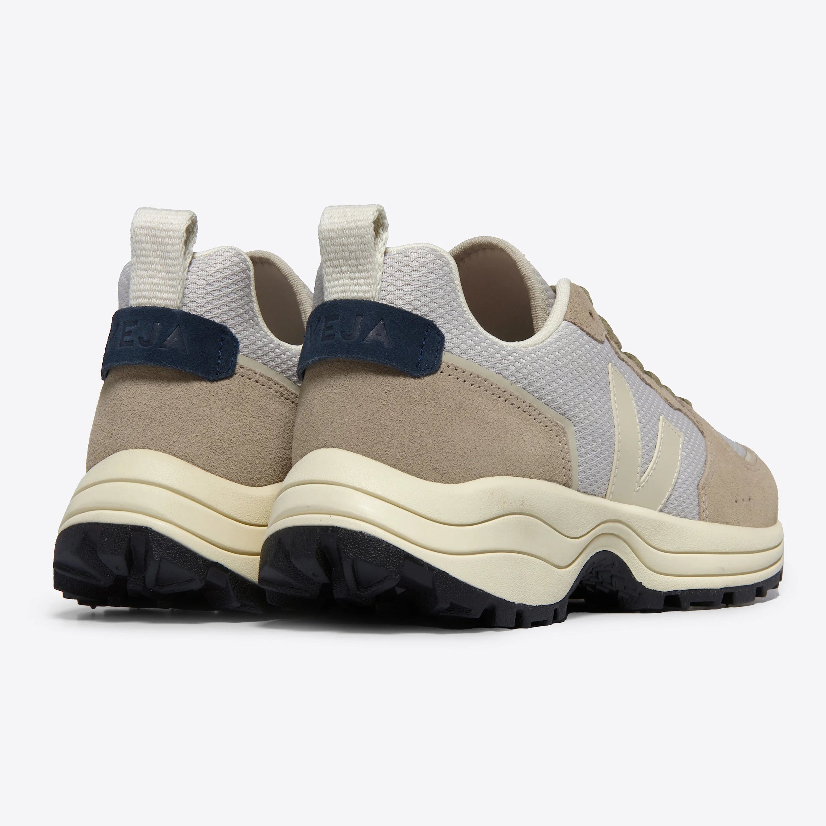 Ein Paar beige-weiße Veja-Sneakers mit cremefarbenen Sohlen, marineblauen Fersenlaschen und strukturierten Laufsohlen, von hinten gesehen.