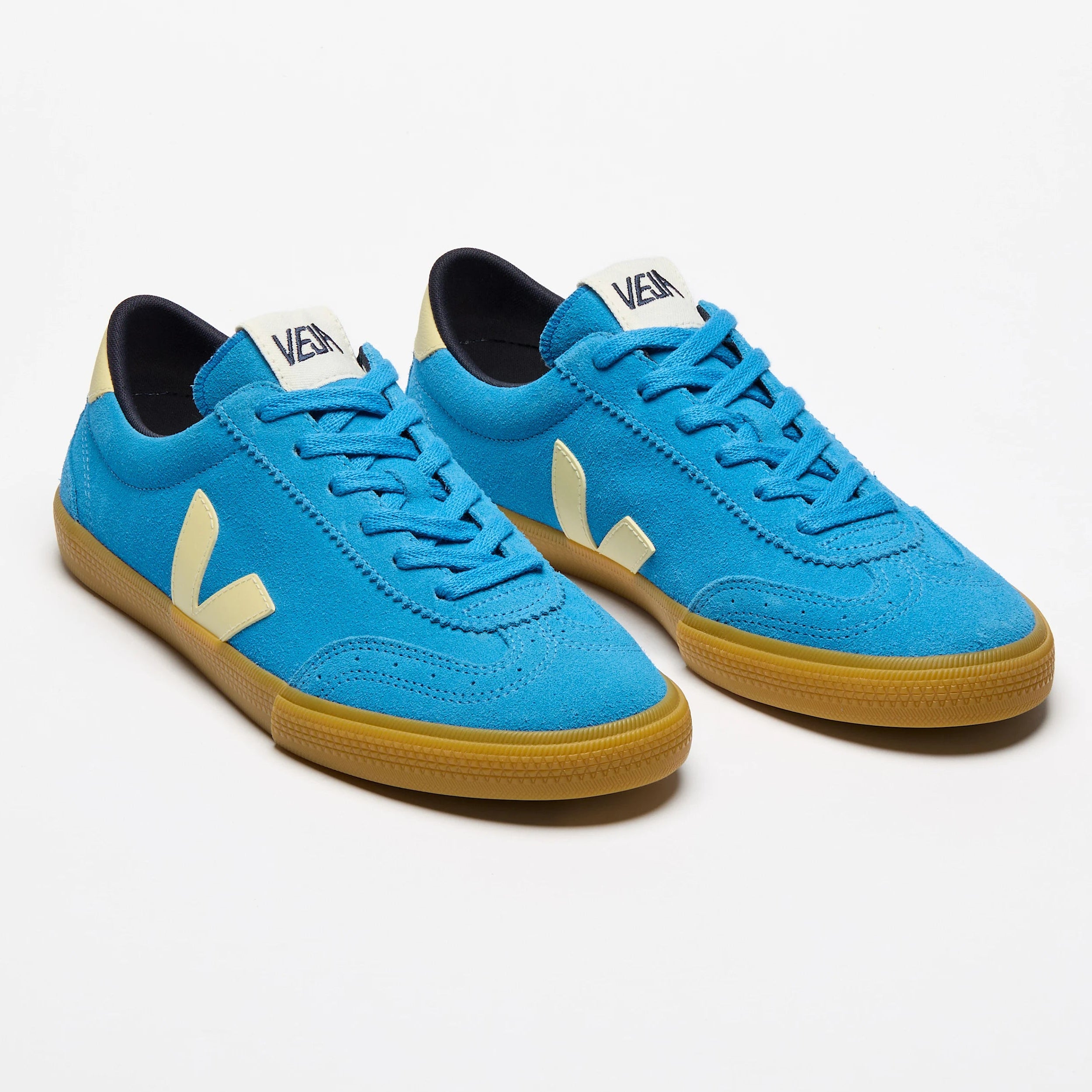 Ein Paar Veja-Sneakers mit hellblauem Obermaterial, cremefarbenen V-Logos, beigen Fersenlaschen und hellbraunen Gummisohlen auf weißem Hintergrund.