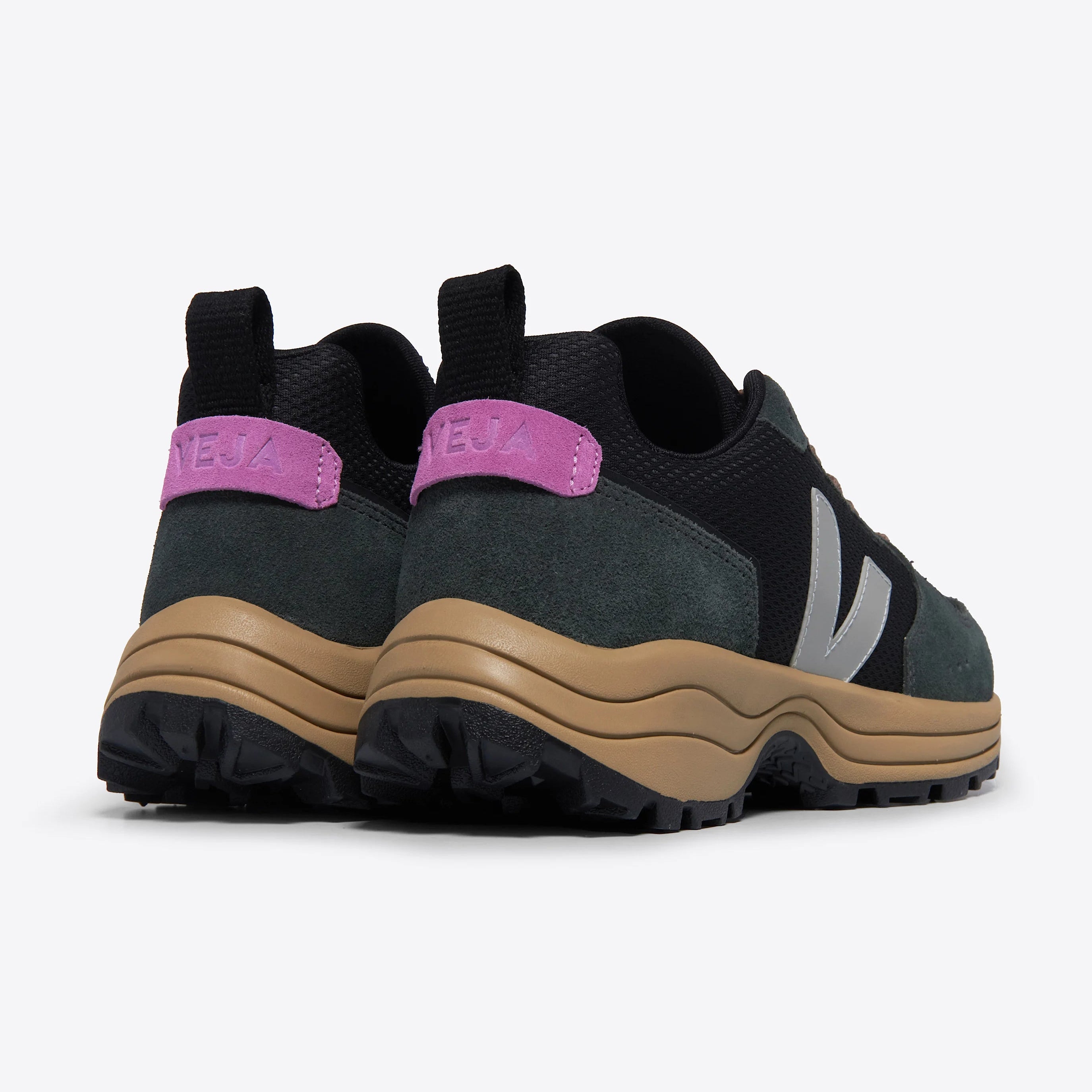 Ein Paar Turnschuhe, das von hinten und von der Seite gezeigt wird, mit dunkelgrünem Wildleder, schwarzem Mesh, hellbraunen Sohlen, silbernen V-Logos an den Seiten und lila Fersenlaschen mit dem Markennamen VEJA.