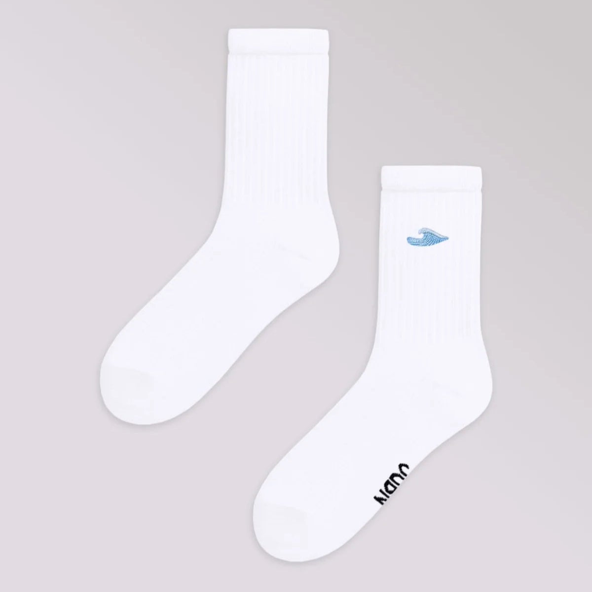 Ein Paar weiße Socken auf einem hellgrauen Hintergrund. Eine Socke hat eine kleine blaue Flügelgrafik in der Nähe des Knöchels und die andere Socke hat einen schwarzen Text mit der Aufschrift WON in der Nähe der Zehe.