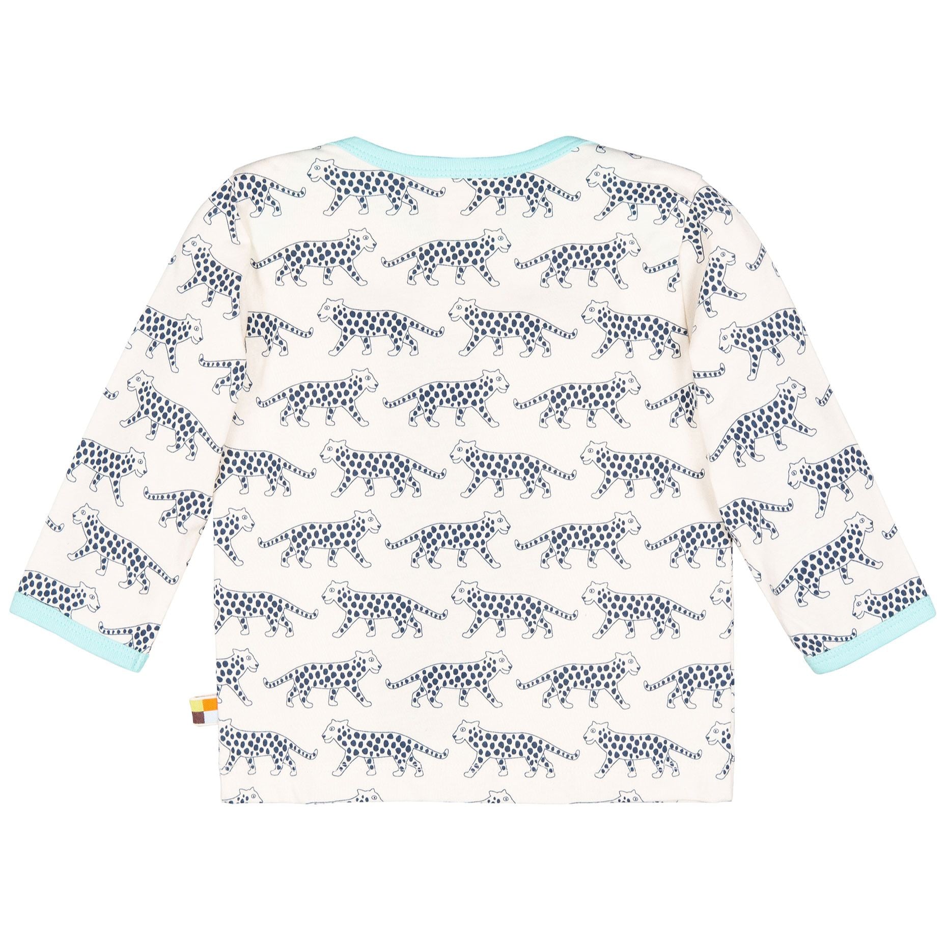 Ein langärmeliges Kinderhemd mit einem Muster aus blauen und marineblauen gepunkteten Leoparden auf weißem Hintergrund. Das Hemd hat hellblaue Besätze an den Manschetten und am Kragen.