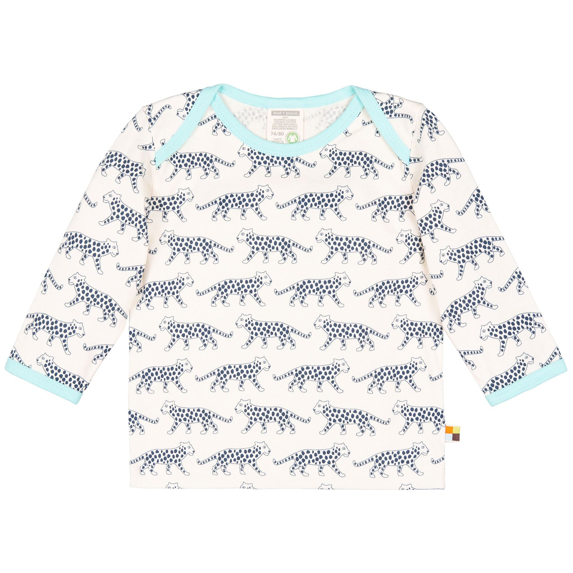 Ein langärmeliges weißes Babyhemd mit einem sich wiederholenden blauen Leopardenmuster und hellblauen Besätzen an Kragen und Manschetten.
