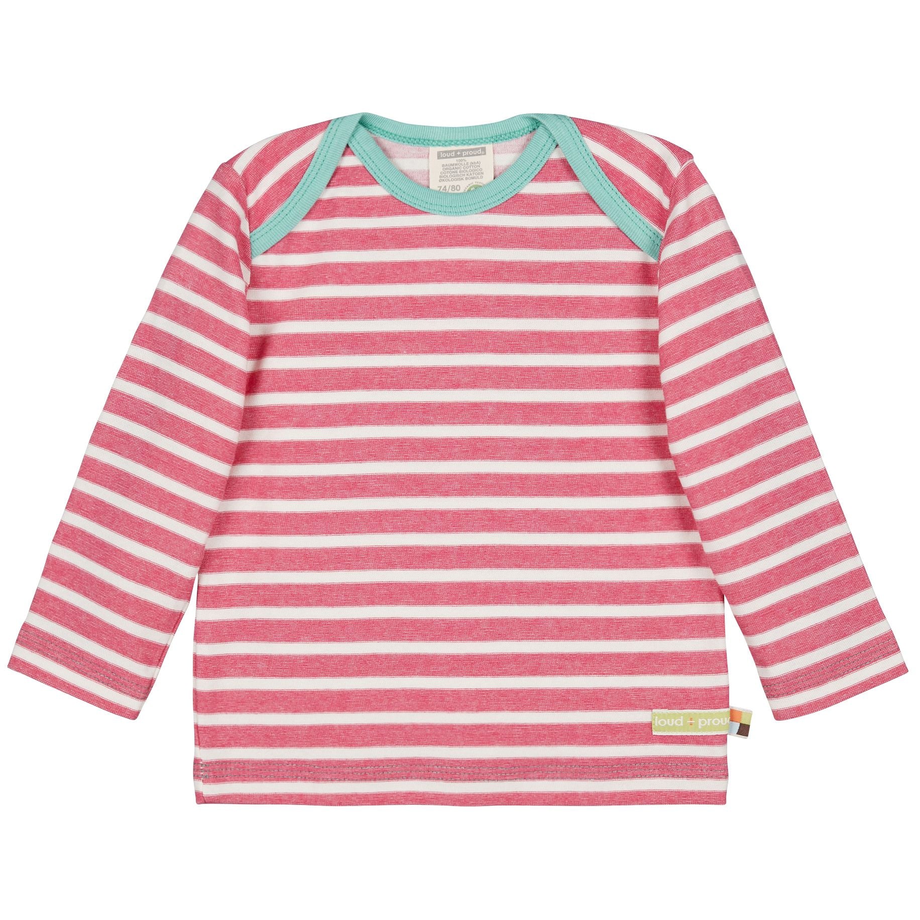 Ein langärmeliges Babyhemd mit rosa und weißen Querstreifen und mintgrüner Borte am Kragen auf einfarbig weißem Hintergrund.