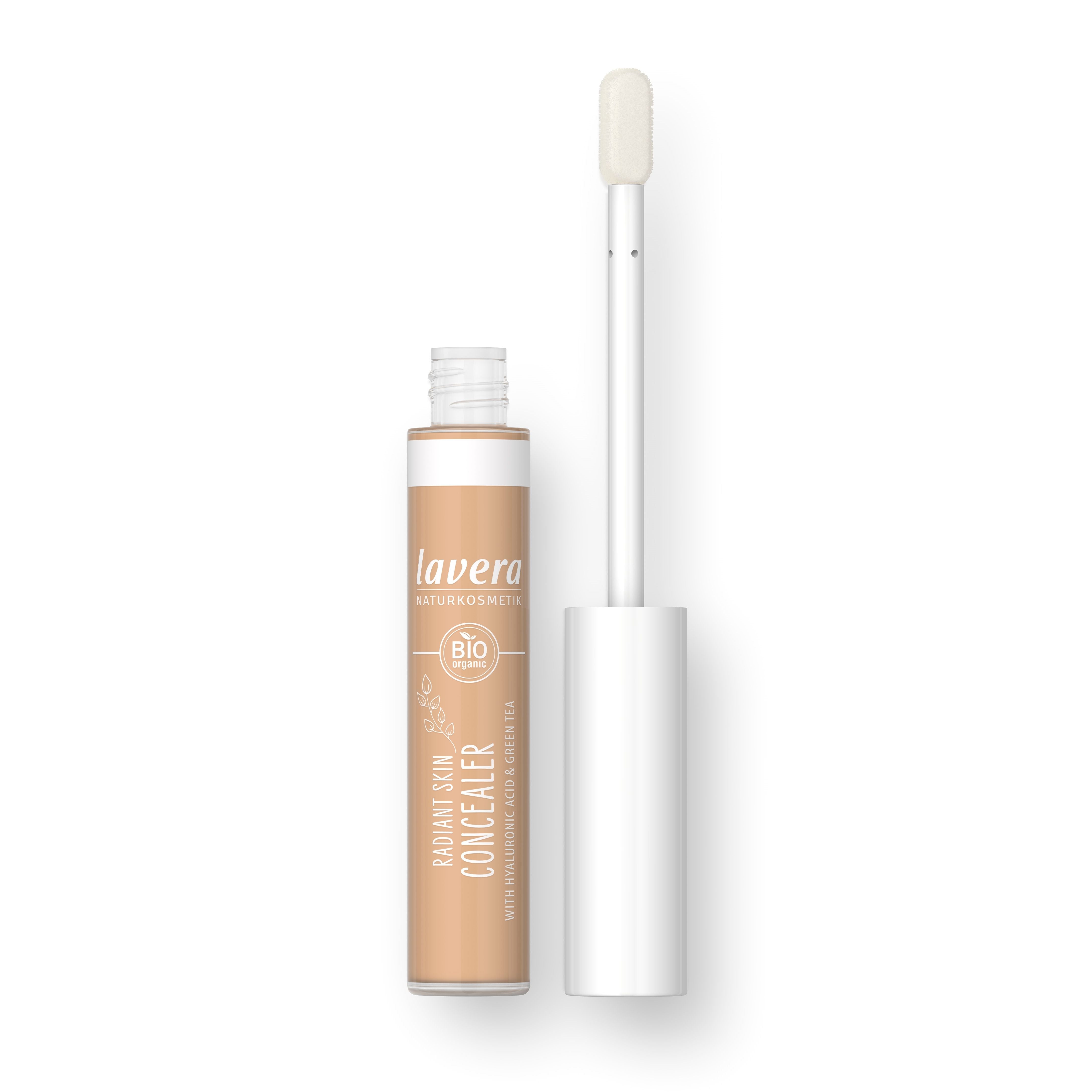 Beige Tube eines Bio-Concealers mit geöffneter Kappe und Applikator von Lavera Naturkosmetik auf weißem Hintergrund.