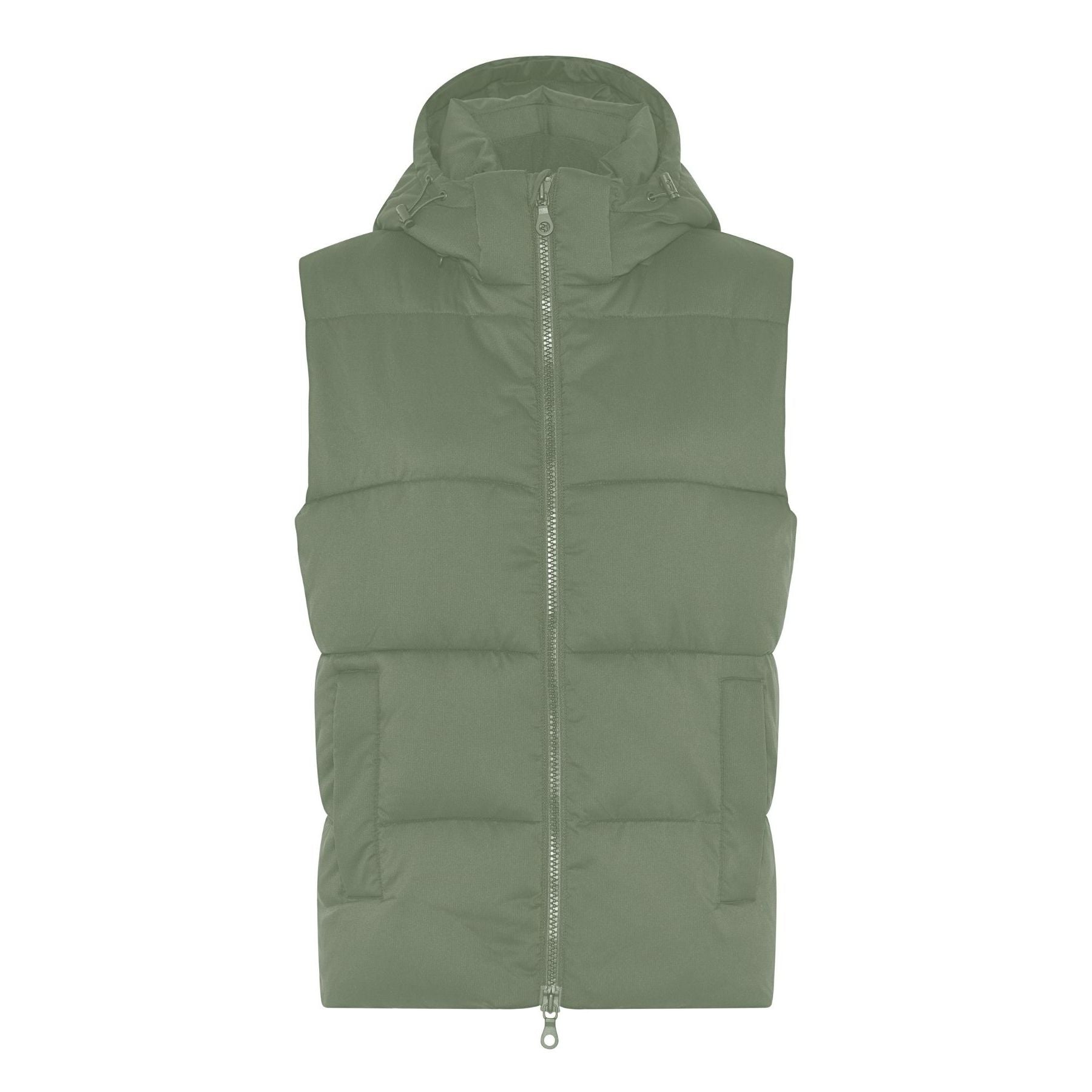 Eine ärmellose, olivgrüne Pufferweste mit Kapuze, Frontreißverschluss und zwei Seitentaschen auf einfarbig weißem Hintergrund.