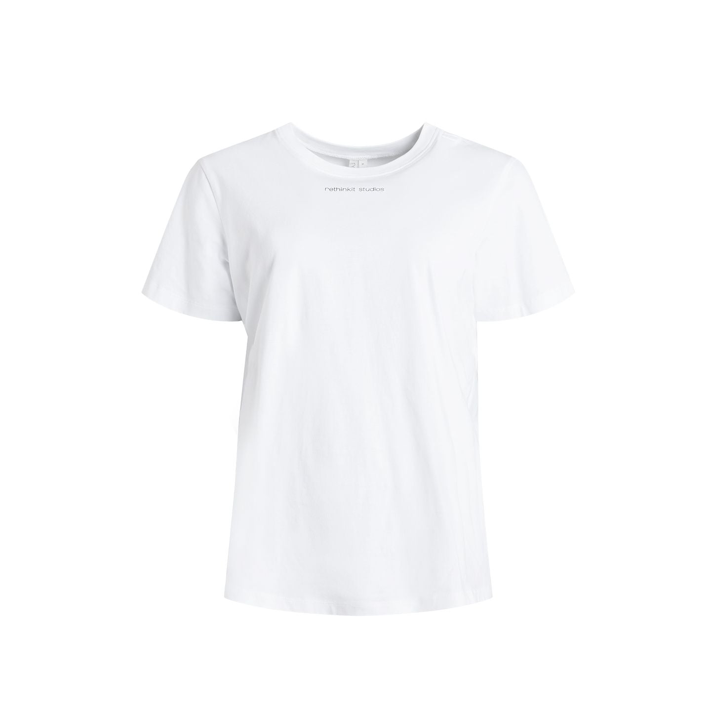 Weißes T-Shirt mit kleinem Schriftzug auf der Brust, "rethink studios", vor einem weißen Hintergrund.