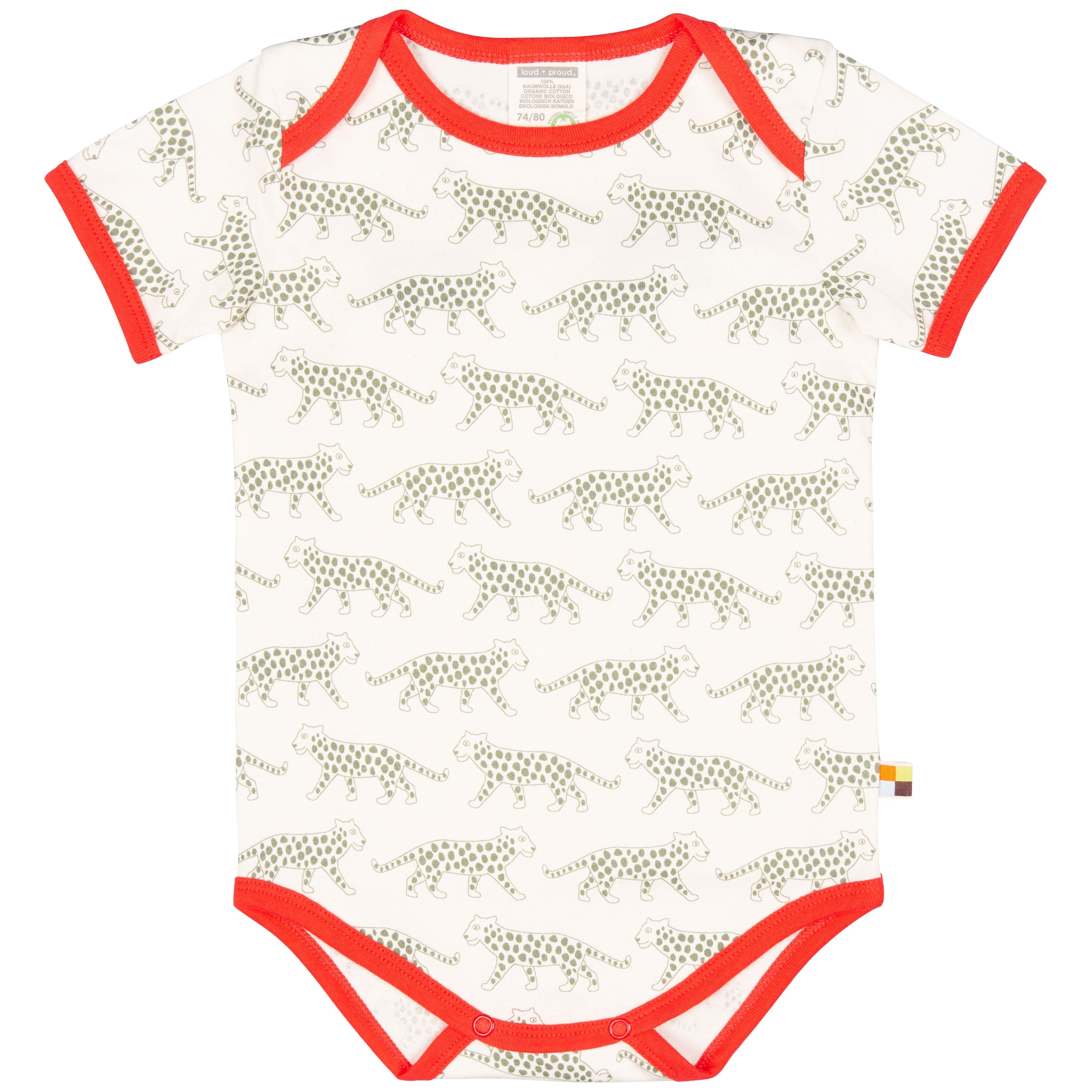 Ein kurzärmeliger weißer Baby-Strampler mit einem Muster aus gepunkteten Katzen und orangefarbenen Abschlüssen an Hals, Ärmeln und Beinöffnungen.