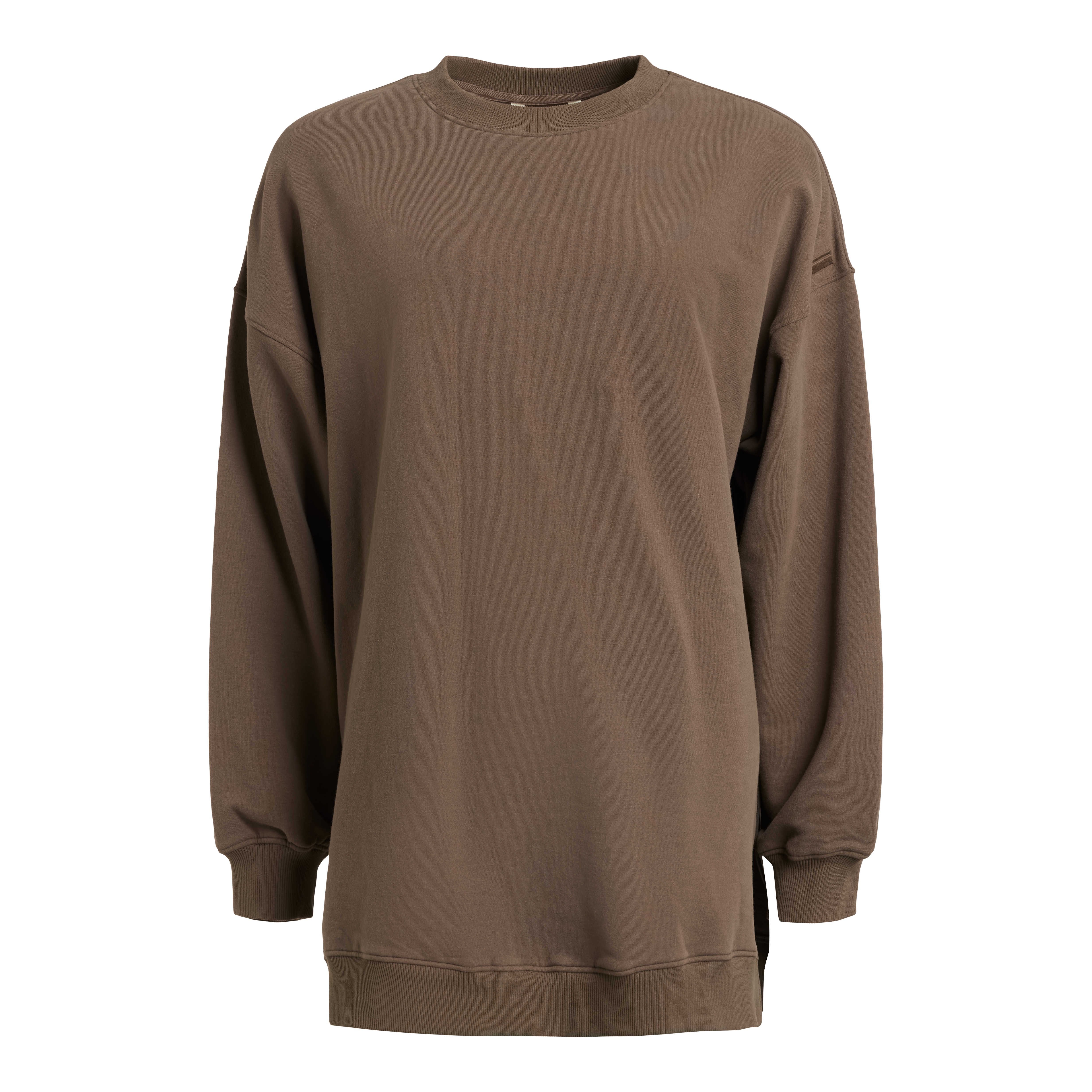 Braunes Langarm-Sweatshirt in Übergröße mit Rundhalsausschnitt und Rippbündchen auf weißem Grund.