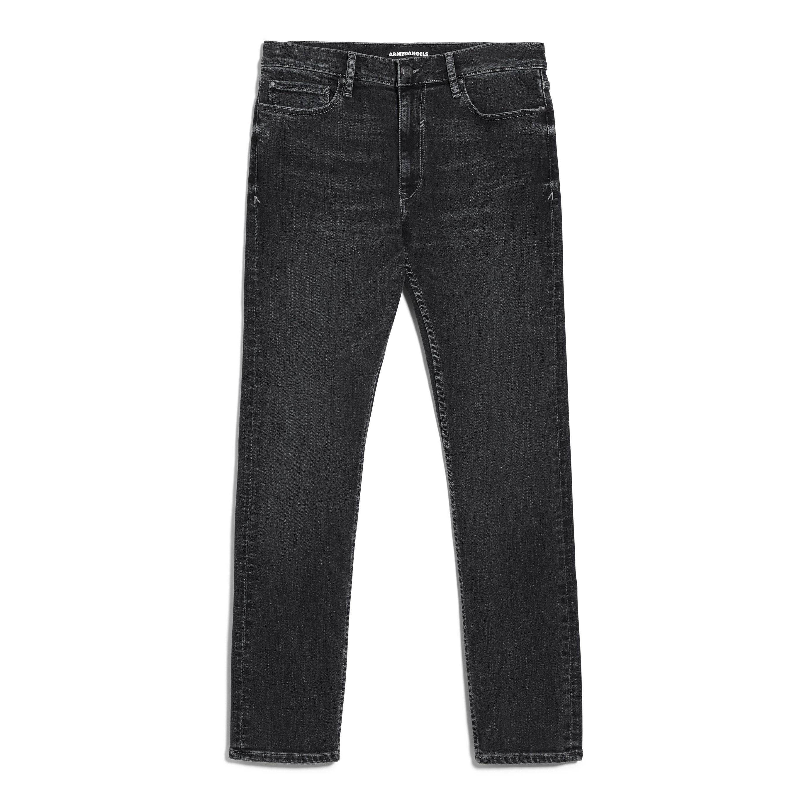 Schwarze Denim-Jeans mit schmaler, gerader Beinform, klassischem Five-Pocket-Design und dezentem Fading auf der Vorderseite. Die Jeans liegt flach auf weißem Grund.