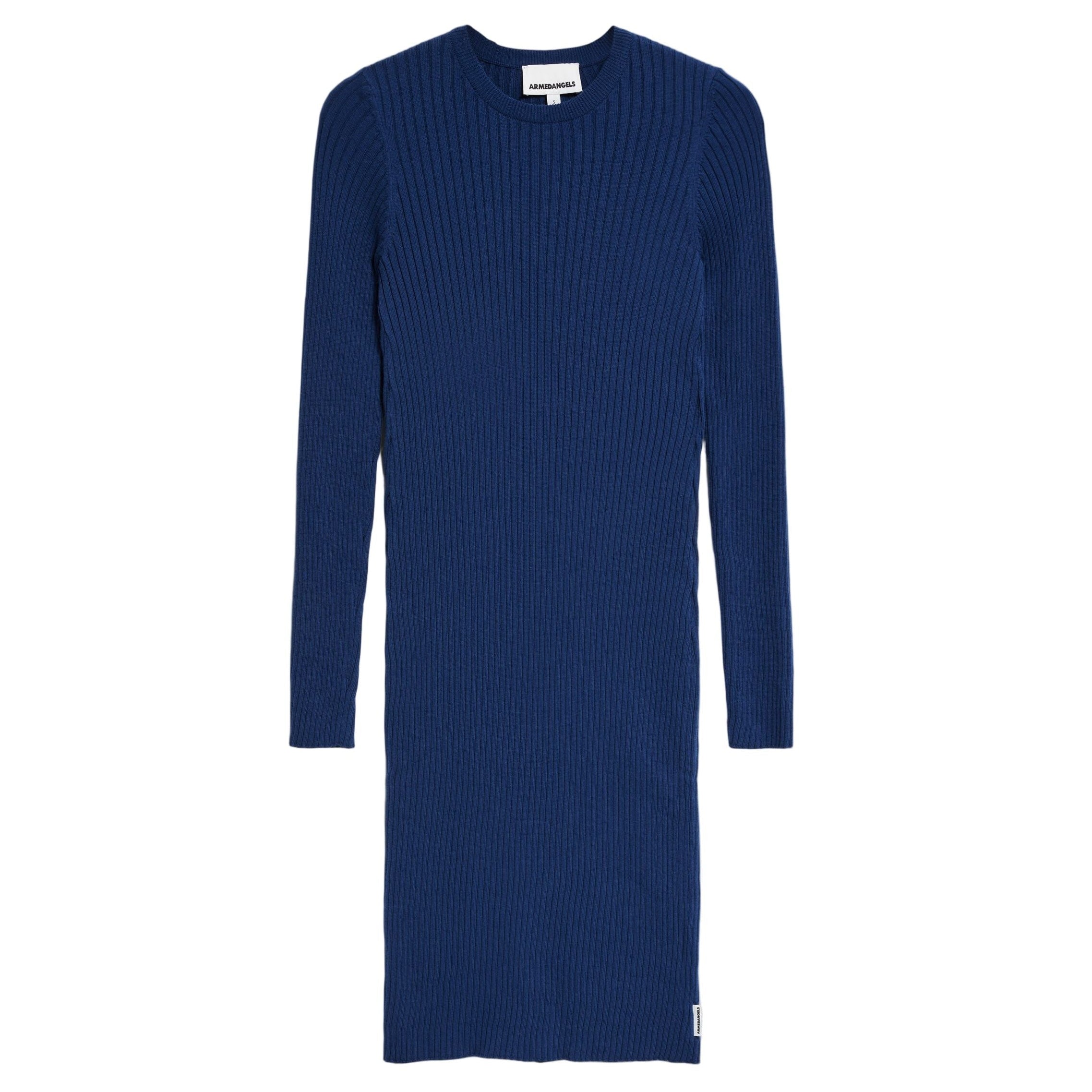 Langärmeliges, knielanges Kleid aus Rippenstrick in Dunkelblau mit Rundhalsausschnitt, flach auf weißem Grund.