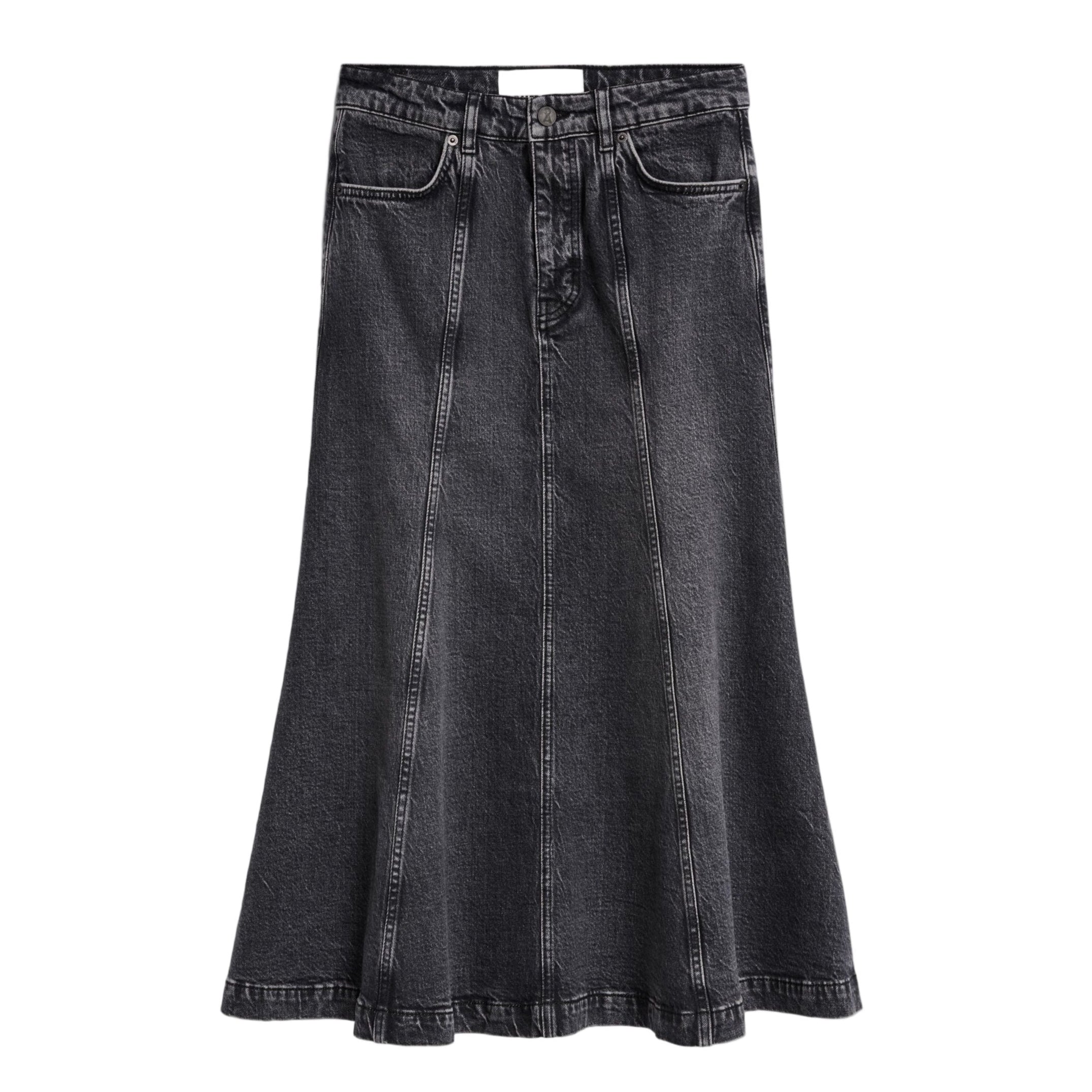 Langer, hochtaillierter, schwarzer Jeansrock mit sichtbaren Nähten, Gürtelschlaufen und Vordertaschen, der zum Saum hin leicht ausläuft.