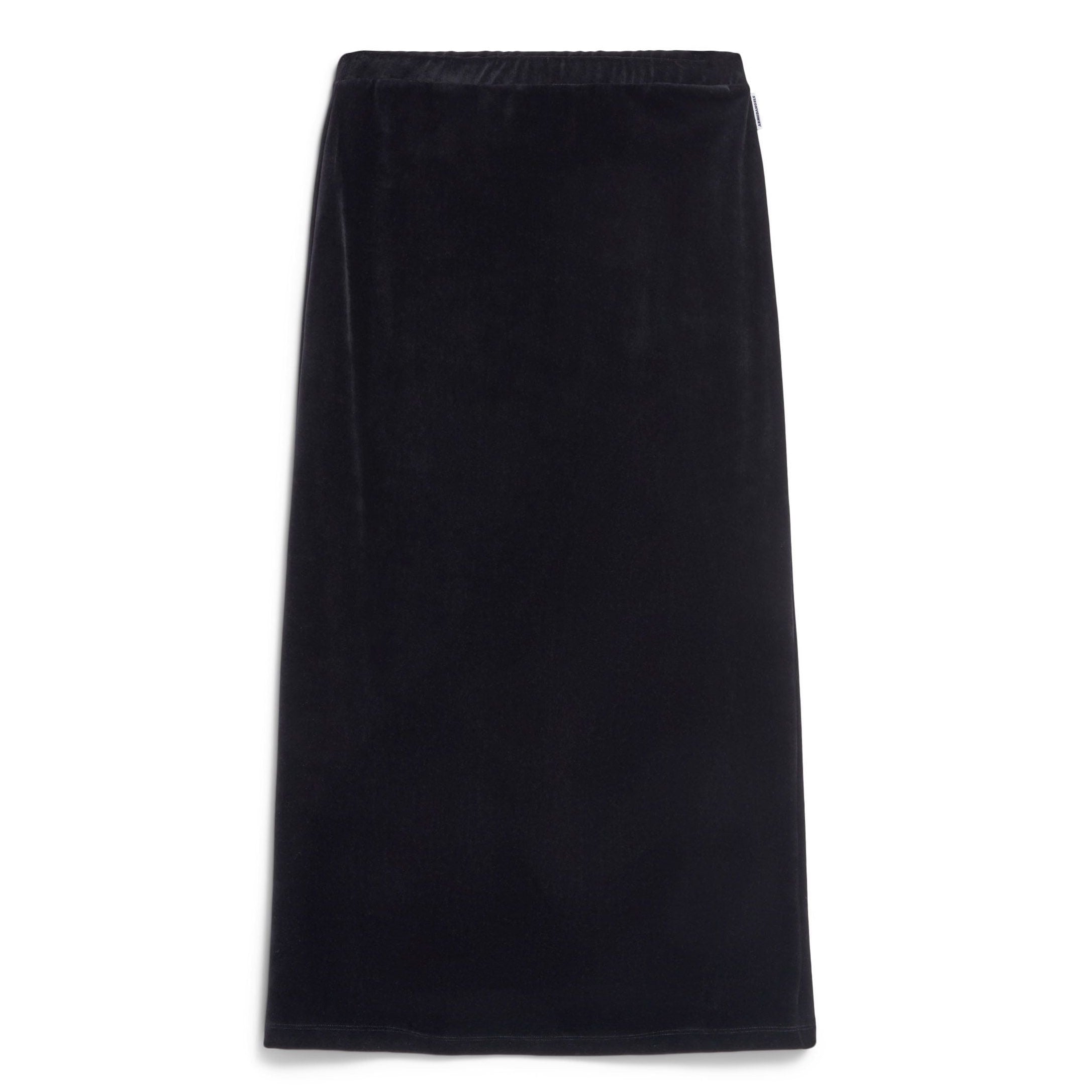 Ein schwarzer, gerade geschnittener, knöchellanger Rock aus samtigem Stoff, der vor einem weißen Hintergrund gezeigt wird.