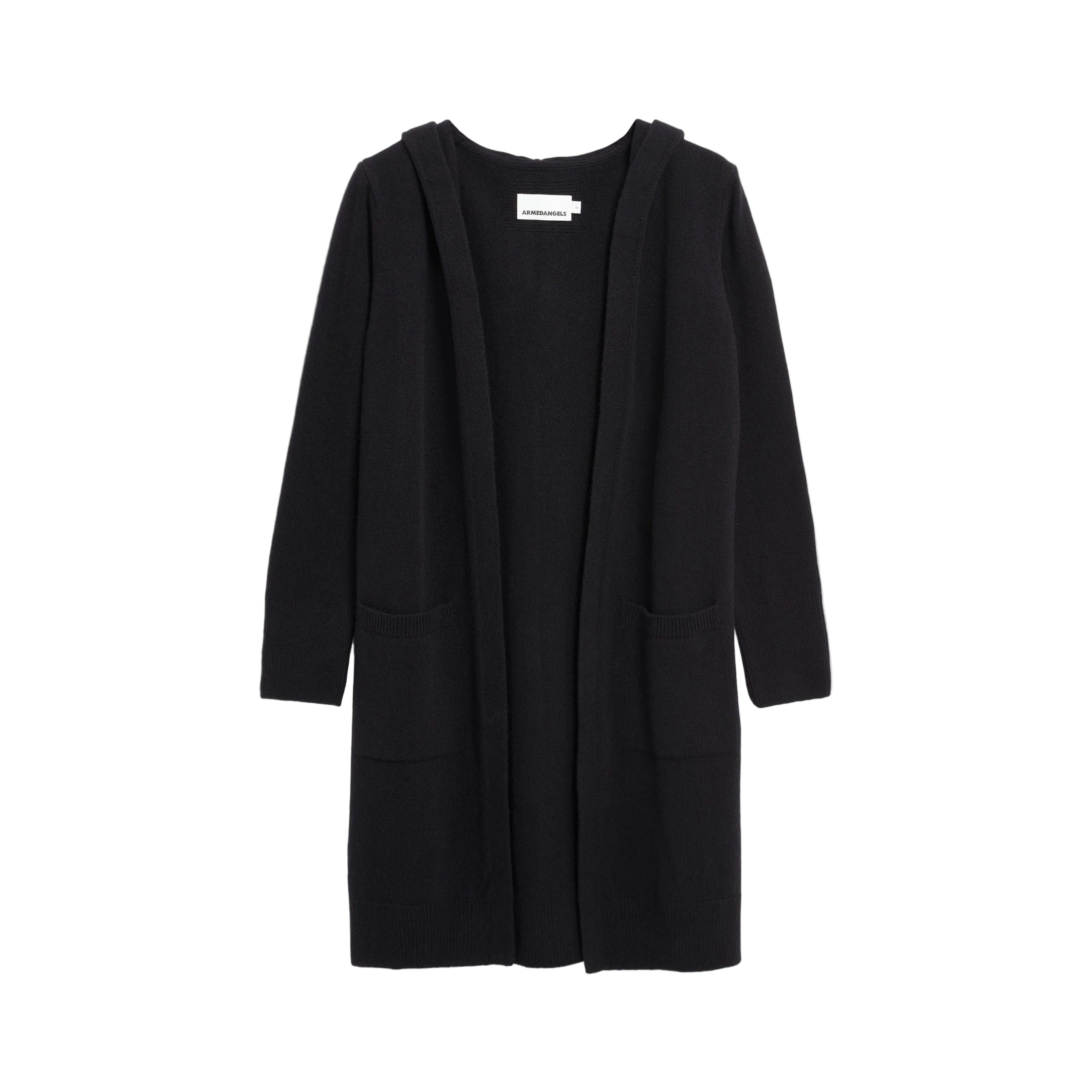 Eine lange schwarze Strickjacke mit offener Vorderseite, zwei Vordertaschen und einer Kapuze, die flach auf weißem Grund liegt.