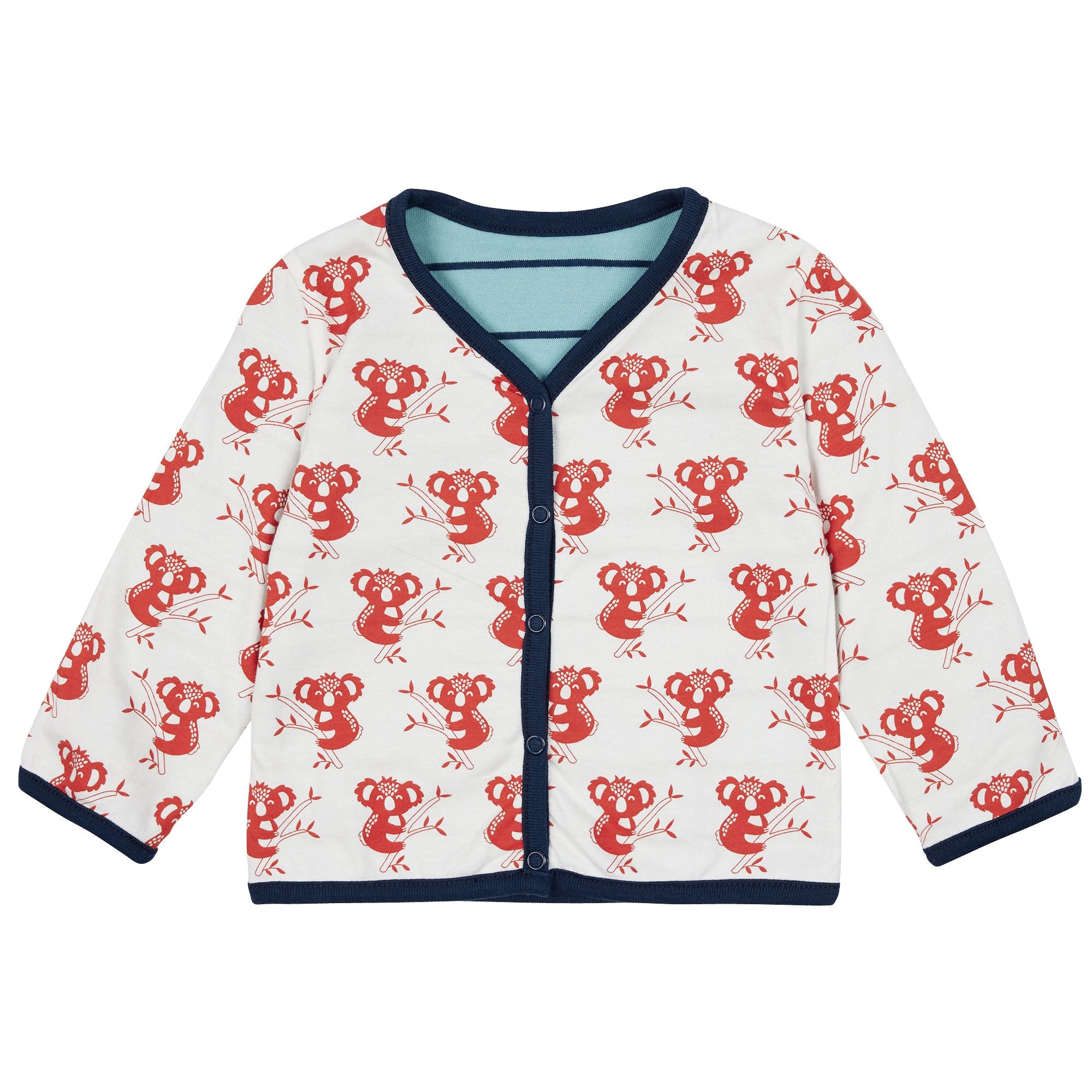 Eine Baby-Strickjacke mit marineblauem Saum und weißem Stoff mit einem sich wiederholenden roten Koala- und Bambusmuster auf einfarbigem Hintergrund.