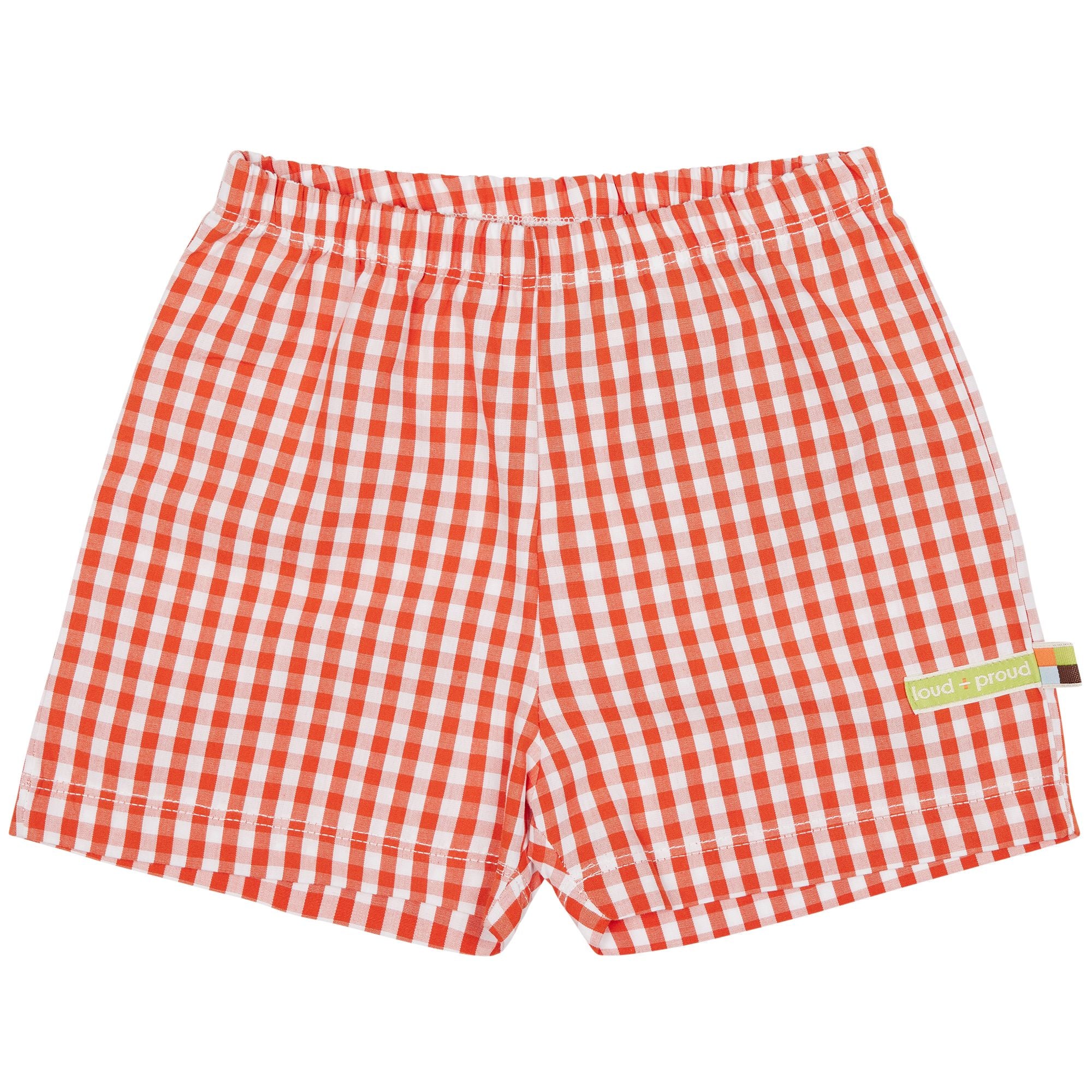 Rot-weiß karierte Shorts mit einem elastischen Bund und einem kleinen grünen Etikett an der Seite mit der Aufschrift loved + proved. Die Shorts liegen flach auf einem weißen Hintergrund.