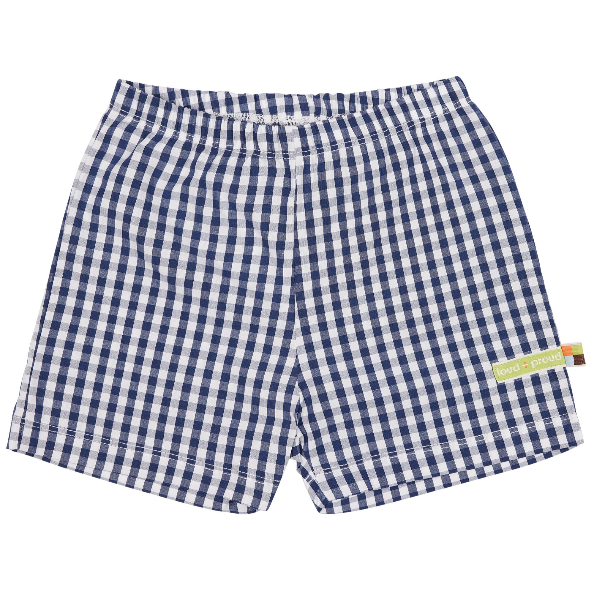 Blau-weiß karierte Shorts mit elastischem Bund und einem kleinen bunten Etikett an der Seite, auf dem "loud + proud" steht, auf weißem Hintergrund.