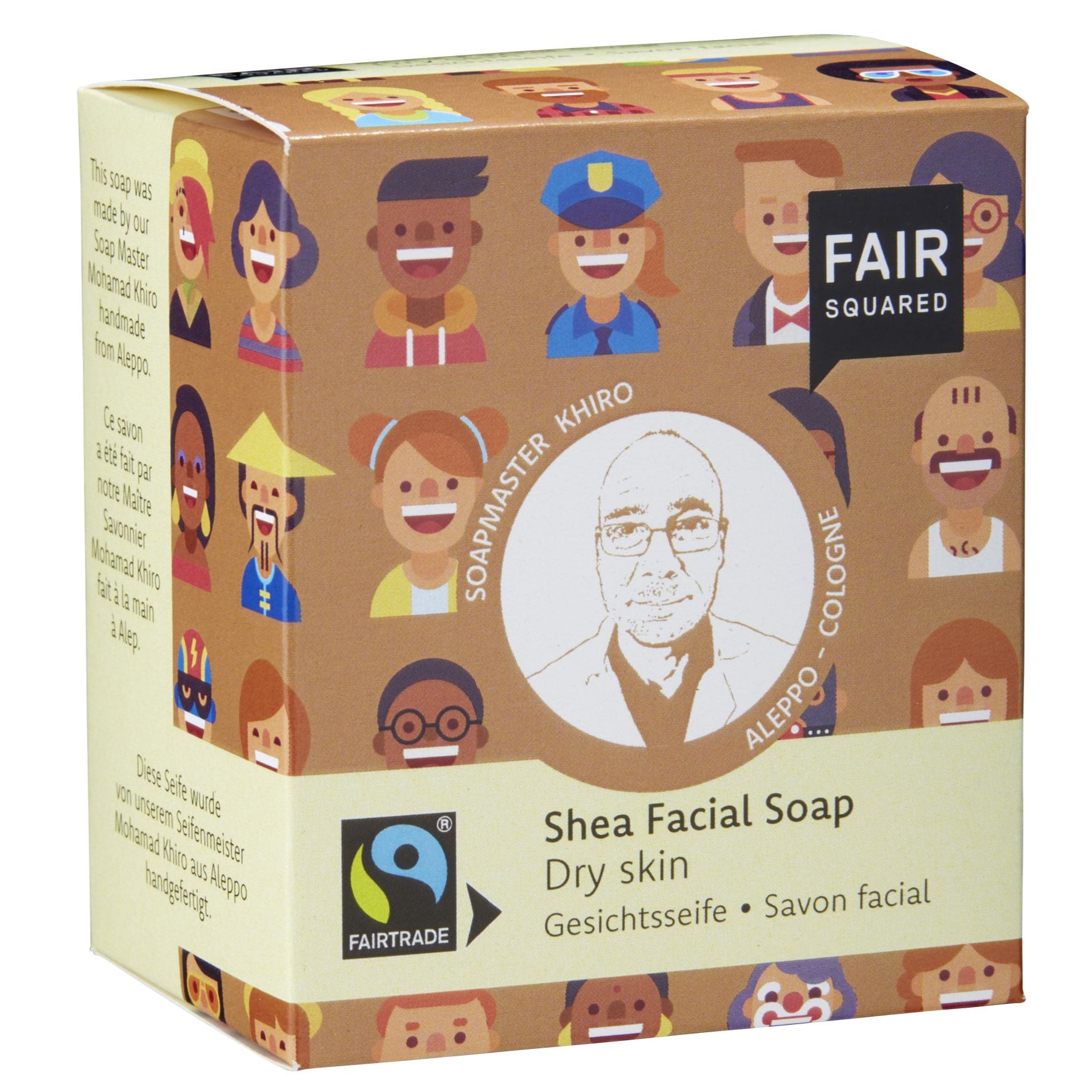 Eine Schachtel mit Fair Squared Shea Facial Soap für trockene Haut mit verschiedenen illustrierten Gesichtern und einer Skizze von Soapmaster Khiro. Die Verpackung enthält die Fairtrade-Zertifizierung und Produktangaben in mehreren Sprachen.