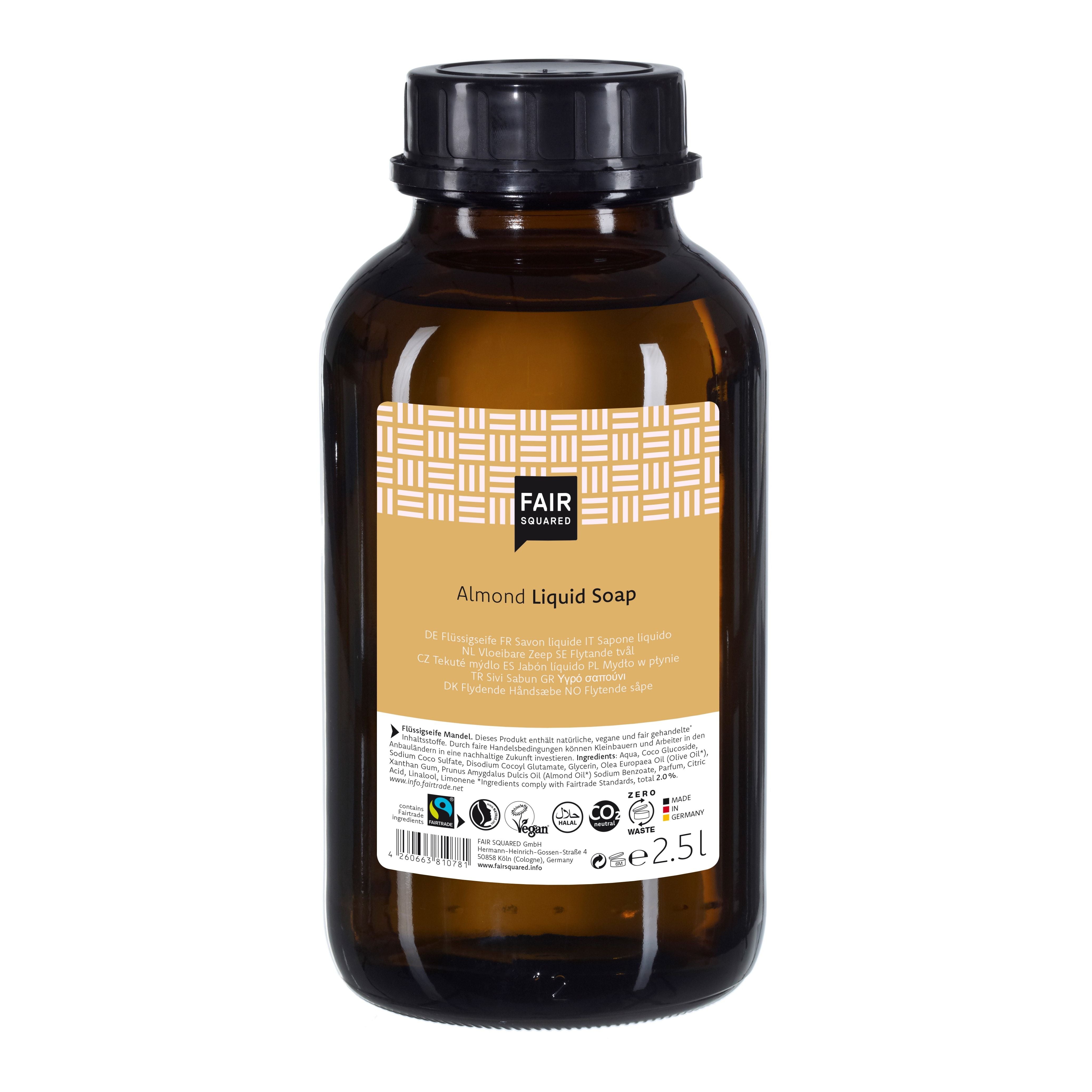 Eine braune Kunststoffflasche mit schwarzem Deckel und der Aufschrift Fair Squared Almond Liquid Soap mit einem Inhalt von 2,5 Litern. Das Etikett enthält Produktinformationen und mehrere Zertifizierungslogos, darunter Vegan und Fair Trade.