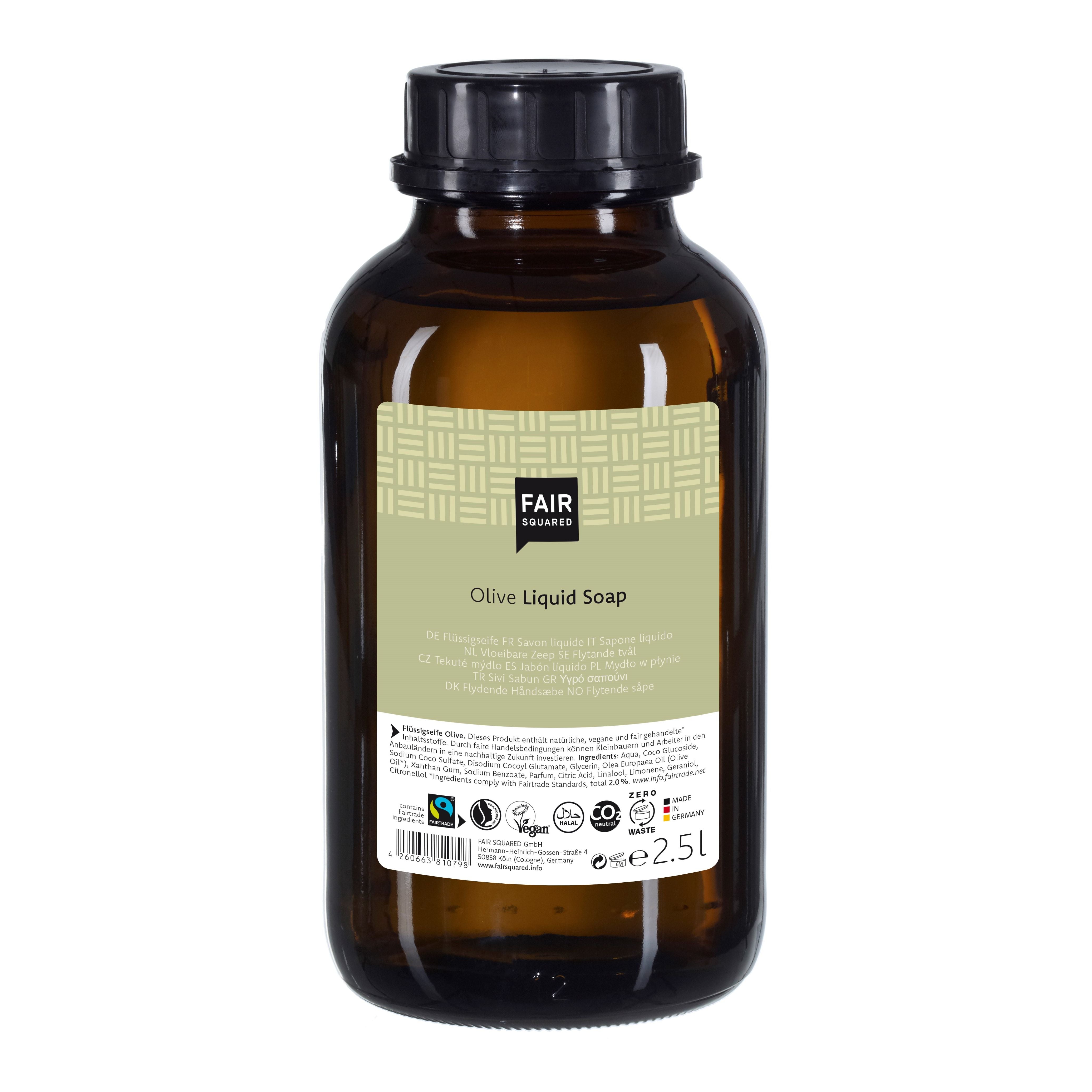 Eine braune Plastikflasche mit schwarzem Verschluss mit der Aufschrift Fair Squared Olive Liquid Soap, 2,5 Liter, mit Zertifizierungssymbolen für Fairtrade, vegan und grausam-frei.