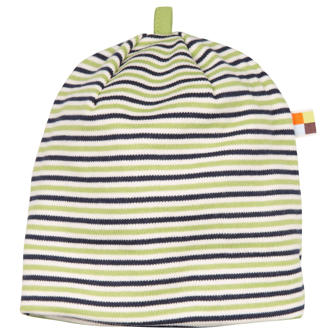 Eine Beanie-Mütze mit horizontalen Streifen in Weiß, Hellgrün und Dunkelgrau, mit einer kleinen grünen Schleife an der Spitze und einem bunten Stoffanhänger an der Seite.