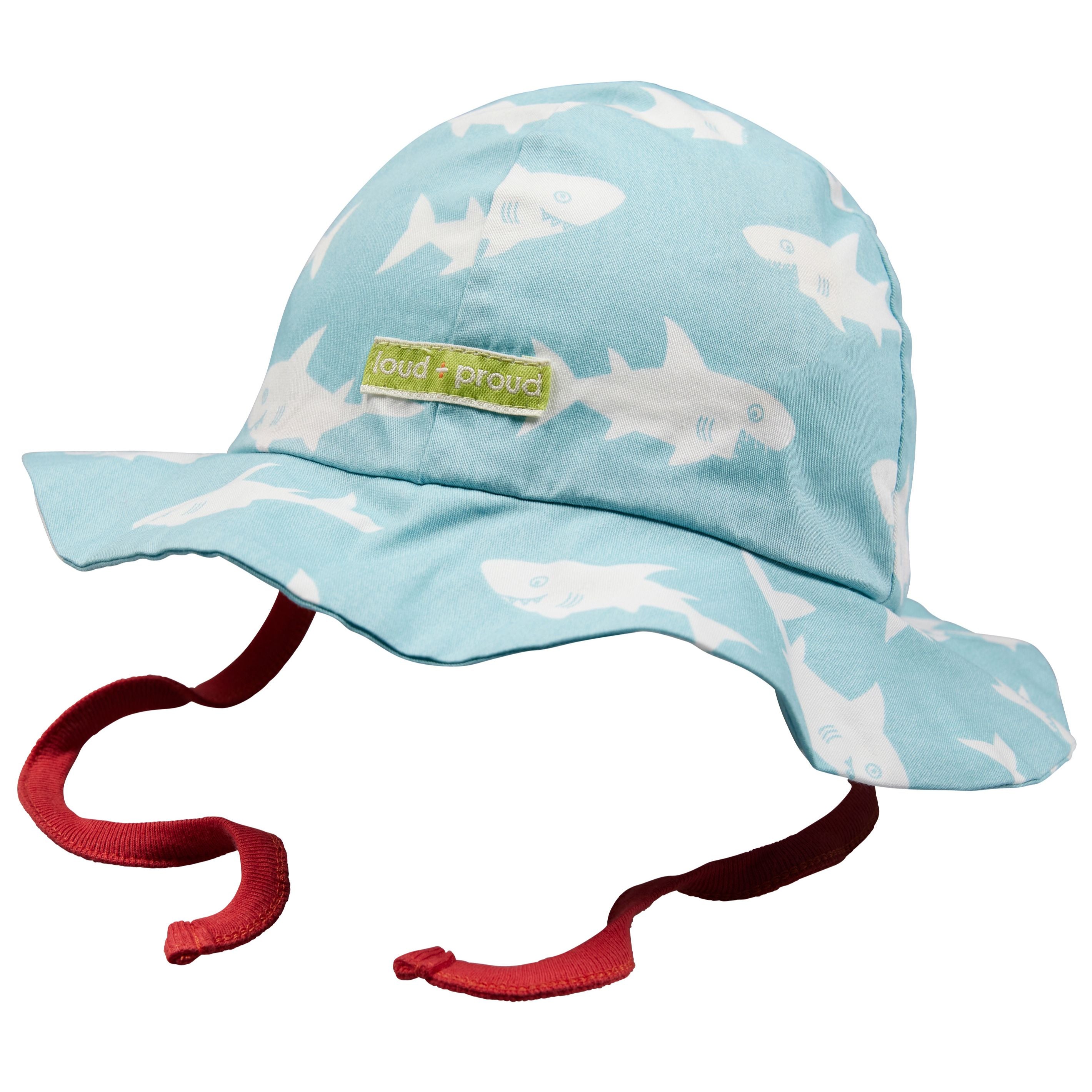 Hellblauer Sonnenhut mit weißem Haimuster, breiter Krempe, roten, verstellbaren Kinnbändern und grünem loud + proud Label auf der Vorderseite.