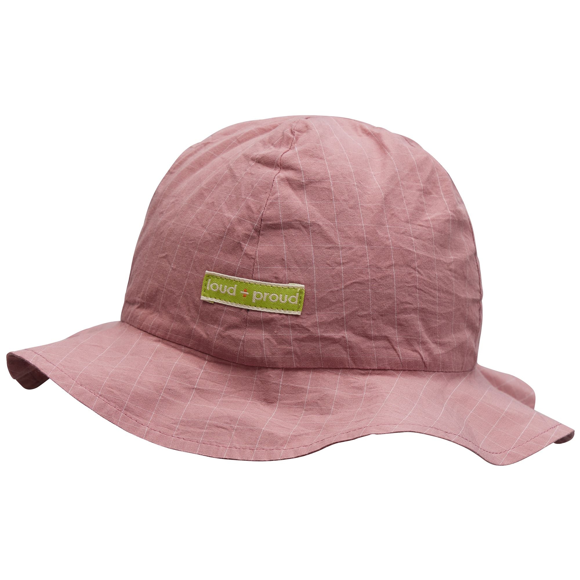 Ein rosa Schlapphut mit dezenten weißen Nadelstreifen und einem grünen Etikett mit der Aufschrift loud + proud auf der Vorderseite.