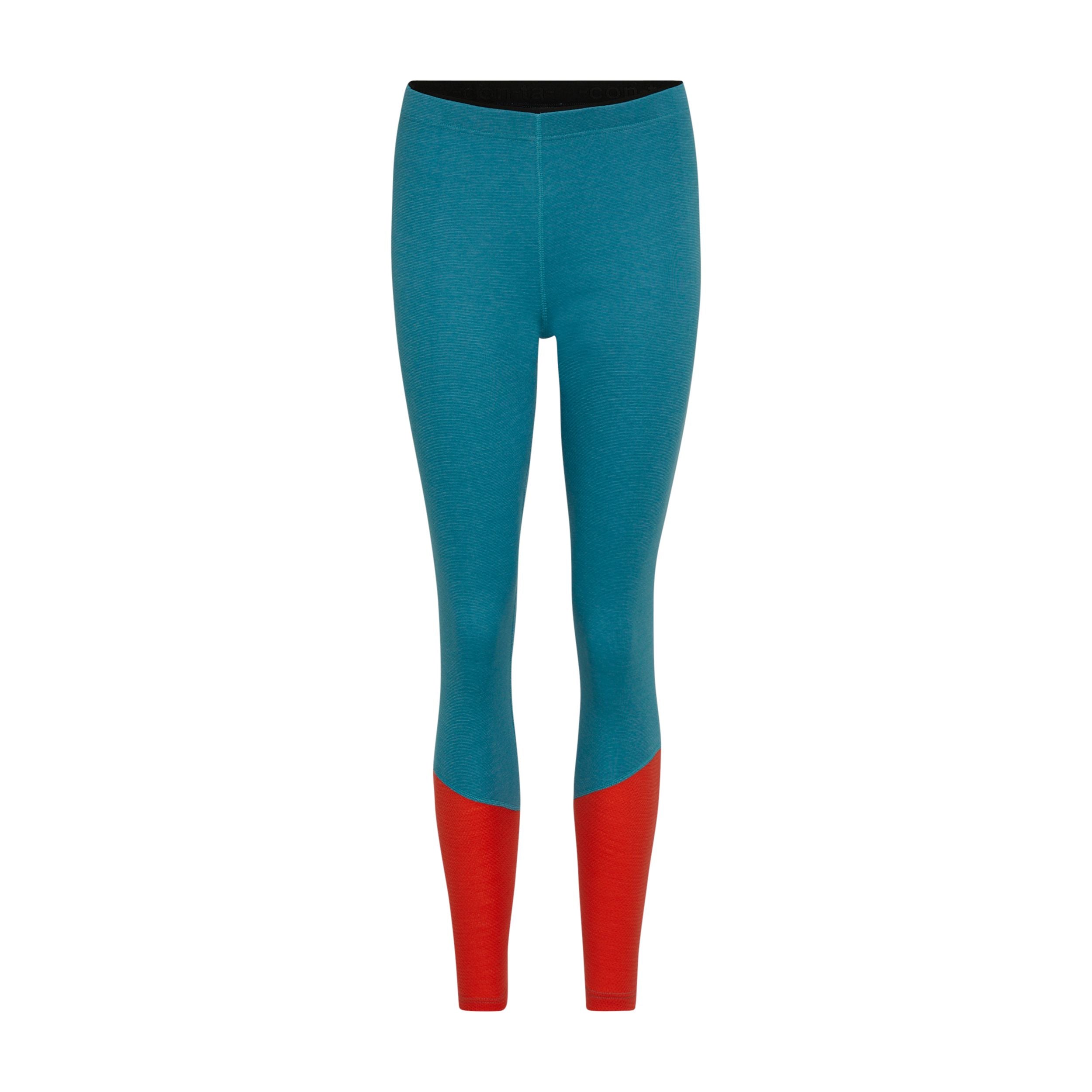 Ein Paar blaugrüne Leggings mit tailliertem Schnitt und kontrastierendem roten Stoff, der die Unterschenkel von der Mitte der Wade bis zu den Knöcheln bedeckt, auf weißem Hintergrund.