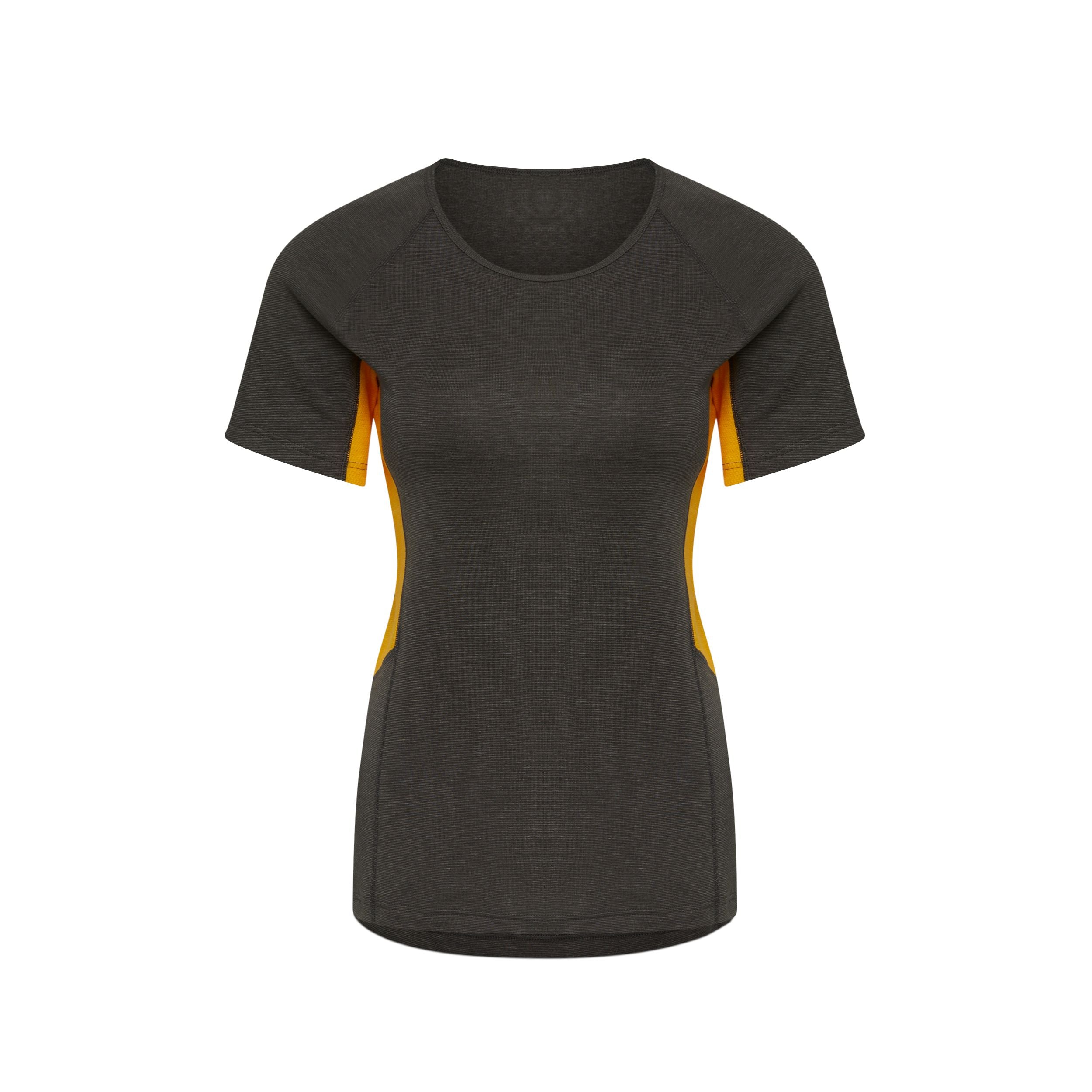 Dunkelgraues, kurzärmeliges Sport-T-Shirt mit orangefarbenen Seitenteilen auf einfarbig weißem Hintergrund. Das Shirt hat eine taillierte Form und einen Rundhalsausschnitt.