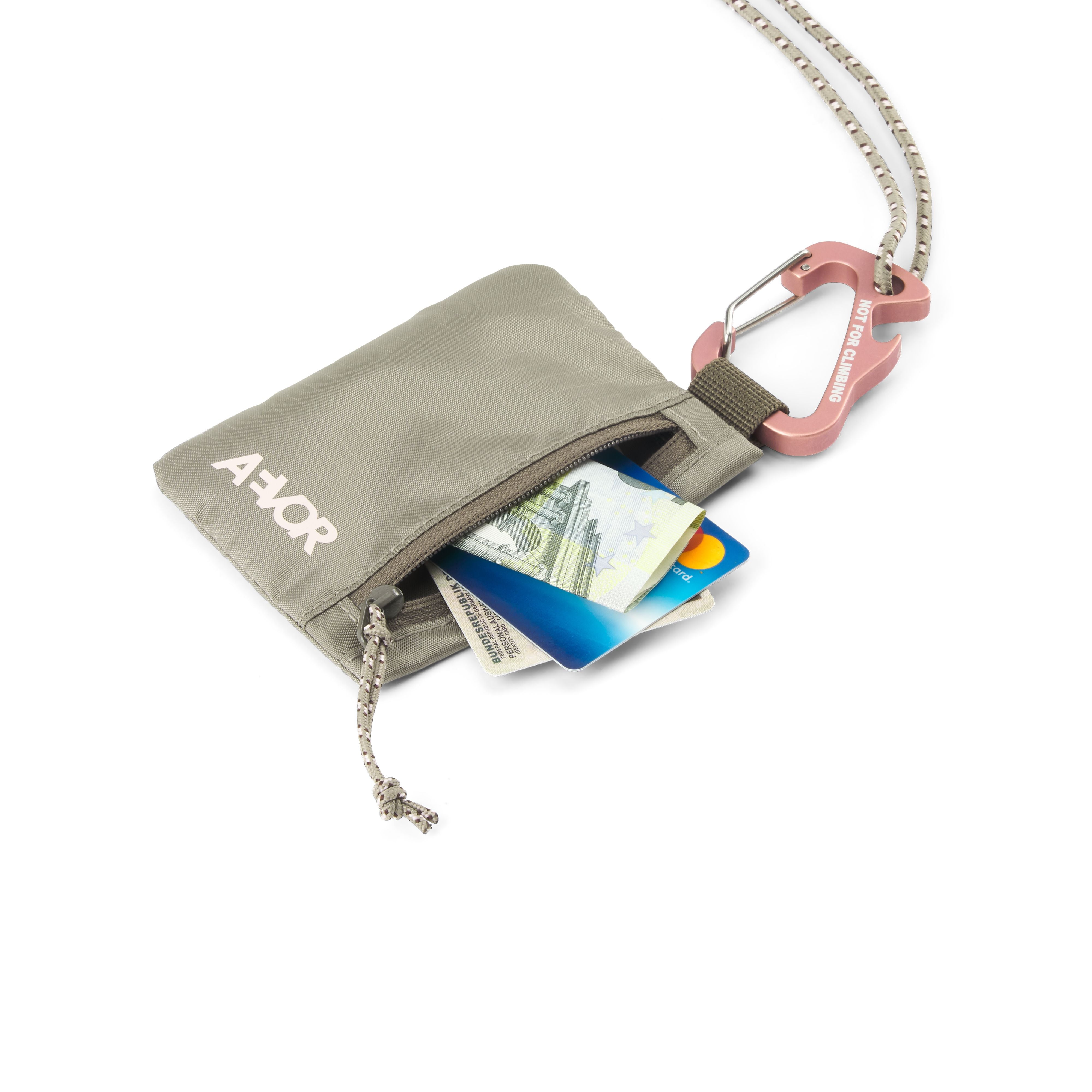 Ein kleines graues Etui mit Reißverschluss ist an einer grau-weißen Kordel und einem rosa Karabiner befestigt. Der Beutel ist teilweise geöffnet, so dass Euro-Banknoten und mehrere Karten zu sehen sind. Das Wort AFFOR ist auf dem Beutel aufgedruckt.