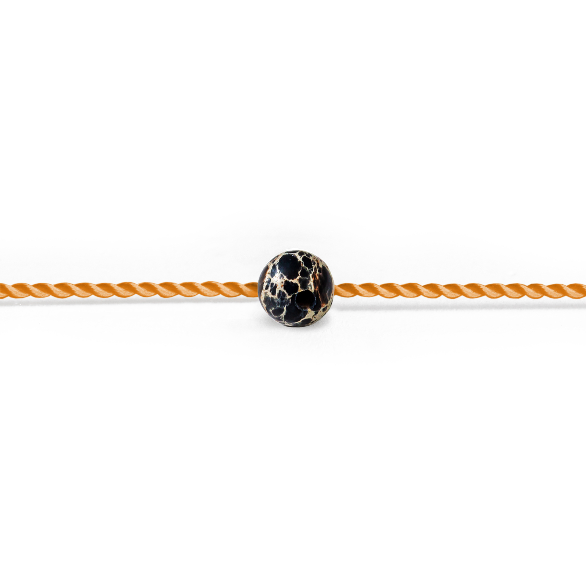 Schwarze, gesprenkelte Perle auf einem orangefarbenen, gedrehten Band vor weißem Hintergrund.
