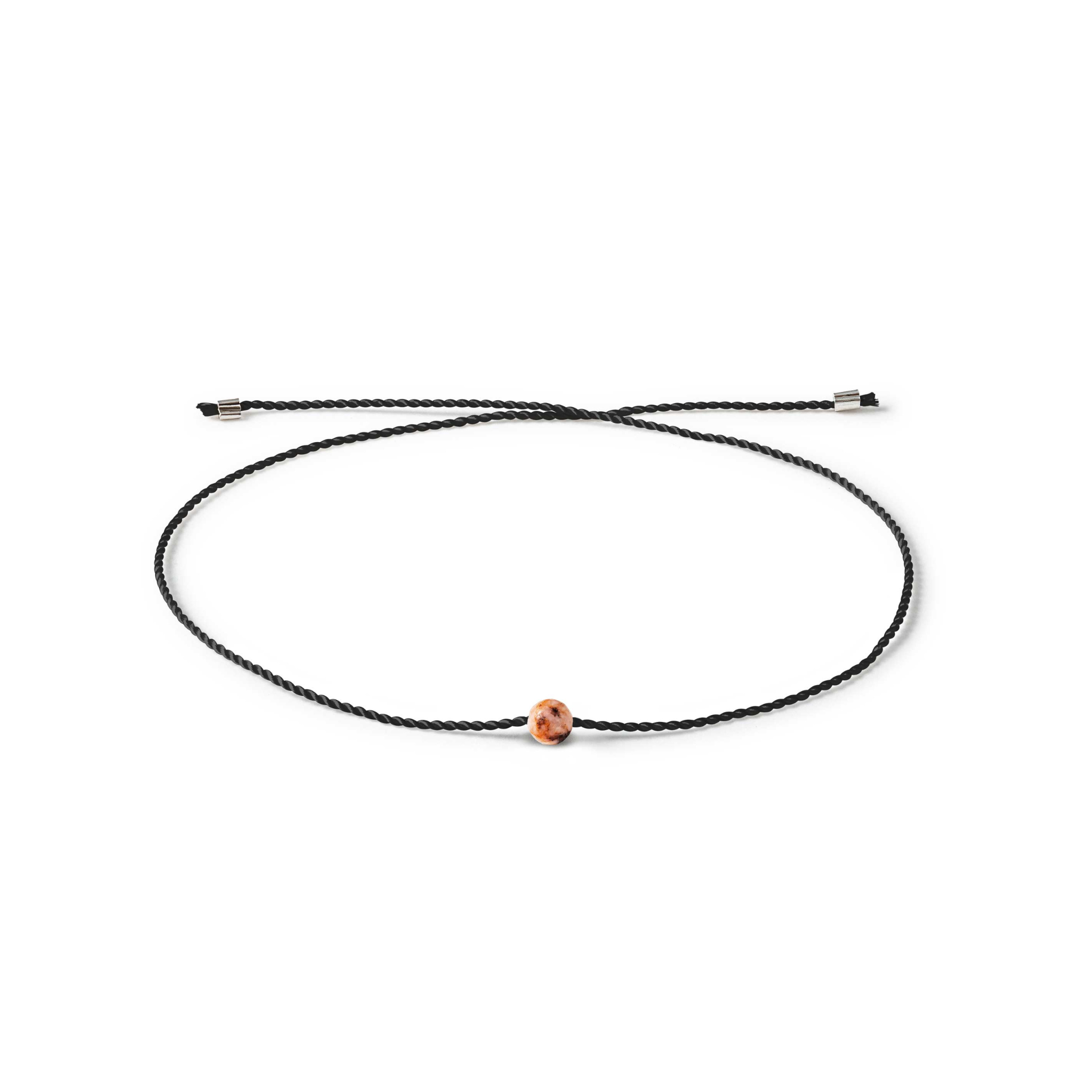 Schwarzes geflochtenes Armband mit einer kleinen, marmorierten Kugel in der Mitte und verstellbarem Verschluss.