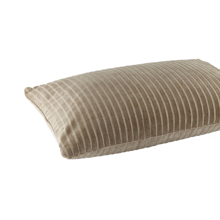 Ein rechteckiges, beigefarbenes Kissen mit weicher, gerippter Textur vor weißem Hintergrund.