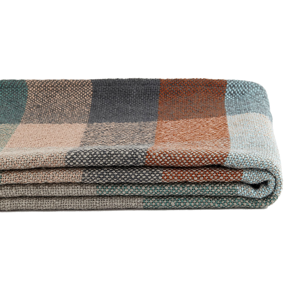 Eine gefaltete Decke mit einem großen Karomuster in gedämpften Beige-, Grau-, Orange- und Grüntönen und einer strukturierten Weboberfläche.