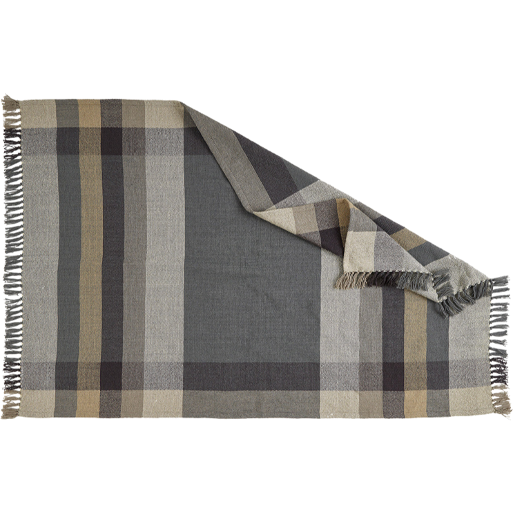 Eine rechteckige Decke mit Fransen und einem karierten Muster in Grau-, Beige- und Cremetönen. Eine Ecke ist umgeschlagen und zeigt die Rückseite des Stoffes.