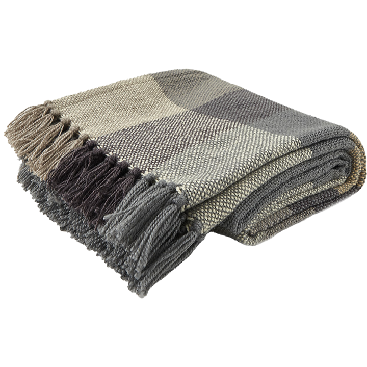 Eine gefaltete, gewebte Decke mit Karomuster in Grau-, Beige- und Brauntönen, die an den Rändern mit Fransen versehen ist.